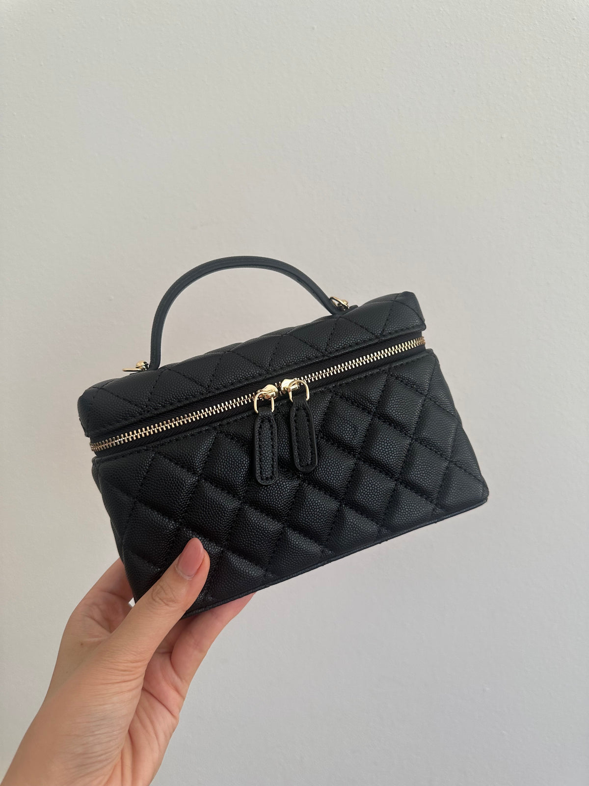 LUSY- vanity case con catena
