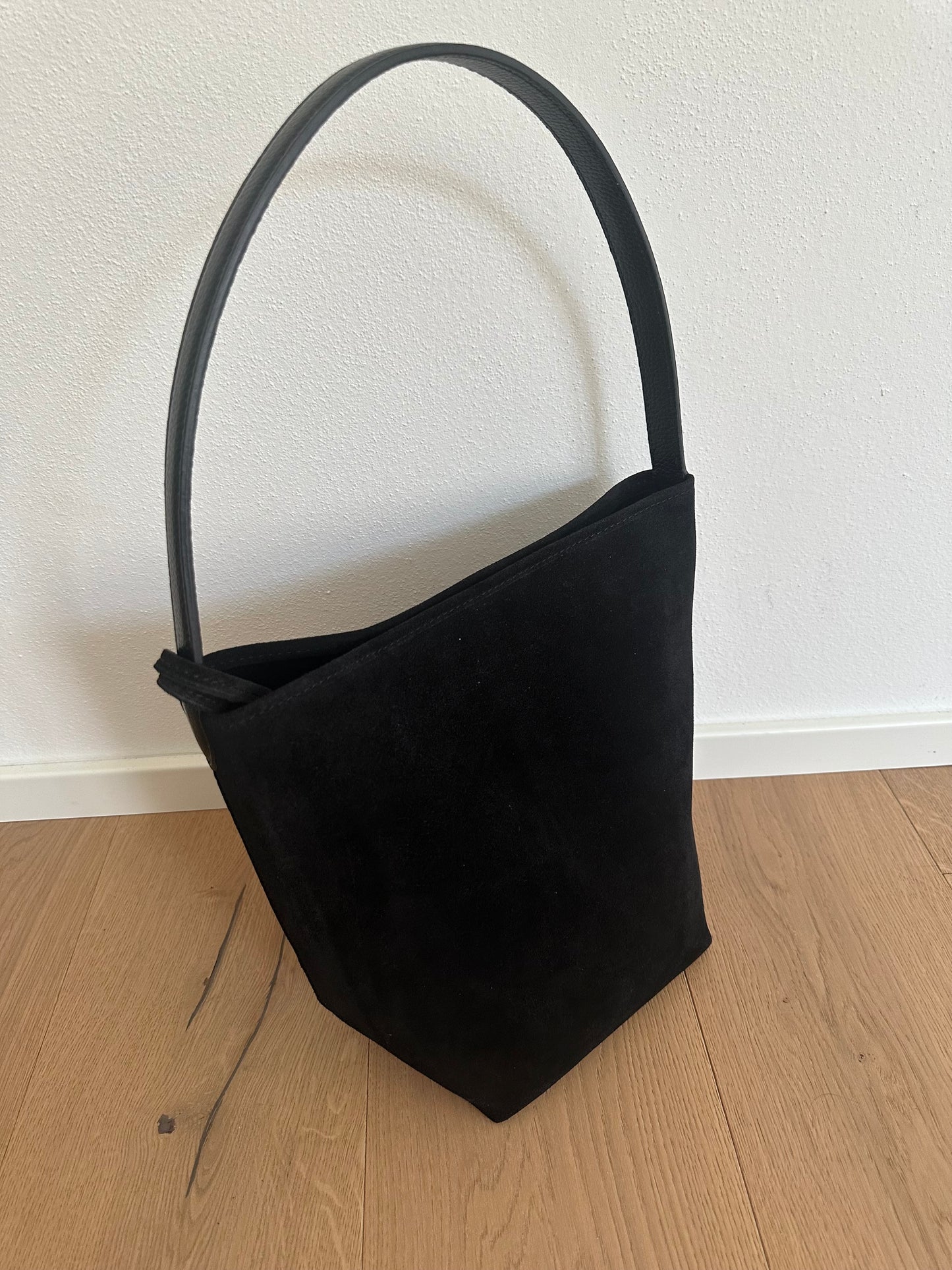 LARA- MINIMALIST BUCKET BAG