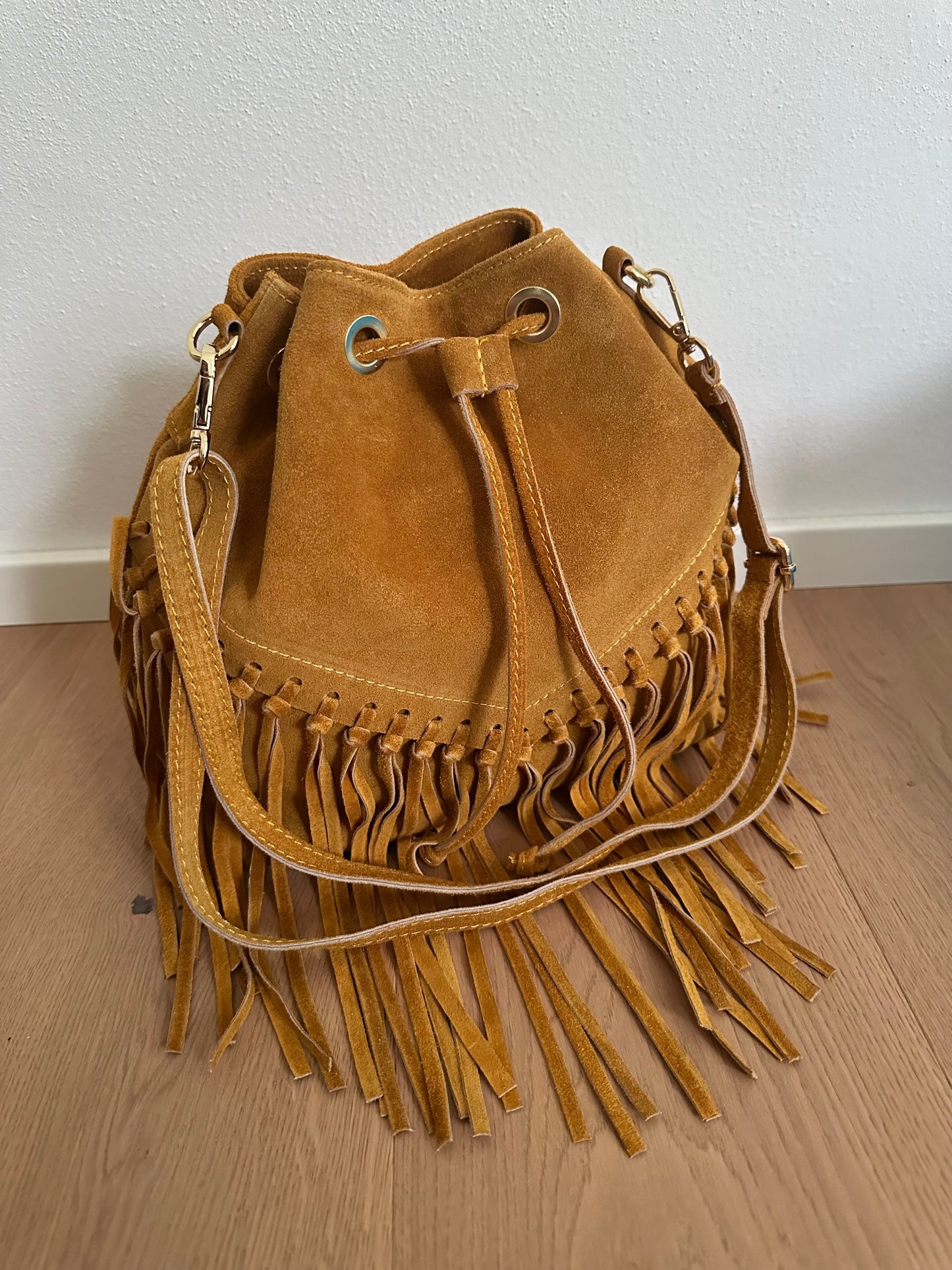 SUEDE BUCKET BAG - fringes