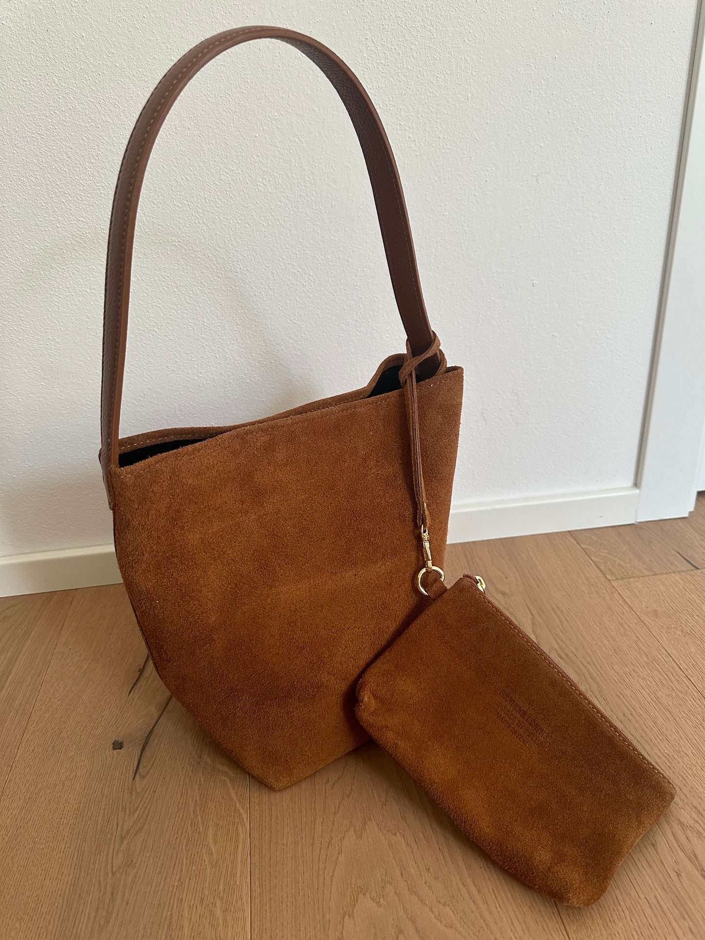 LARA- MINIMALIST BUCKET BAG