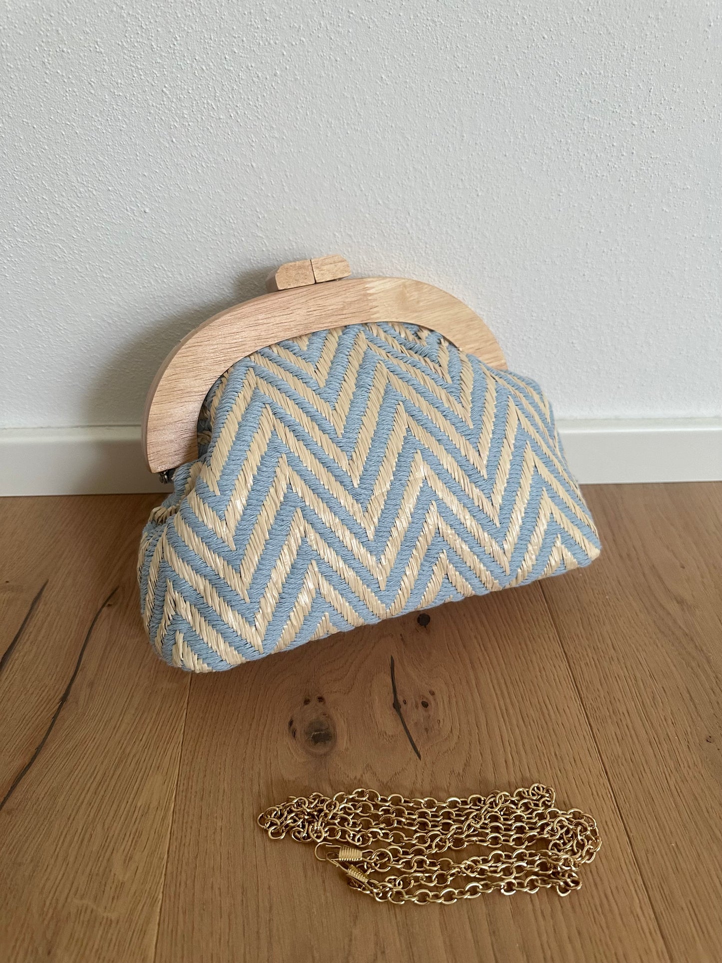 SAMIRA clutch- raffia and wood
