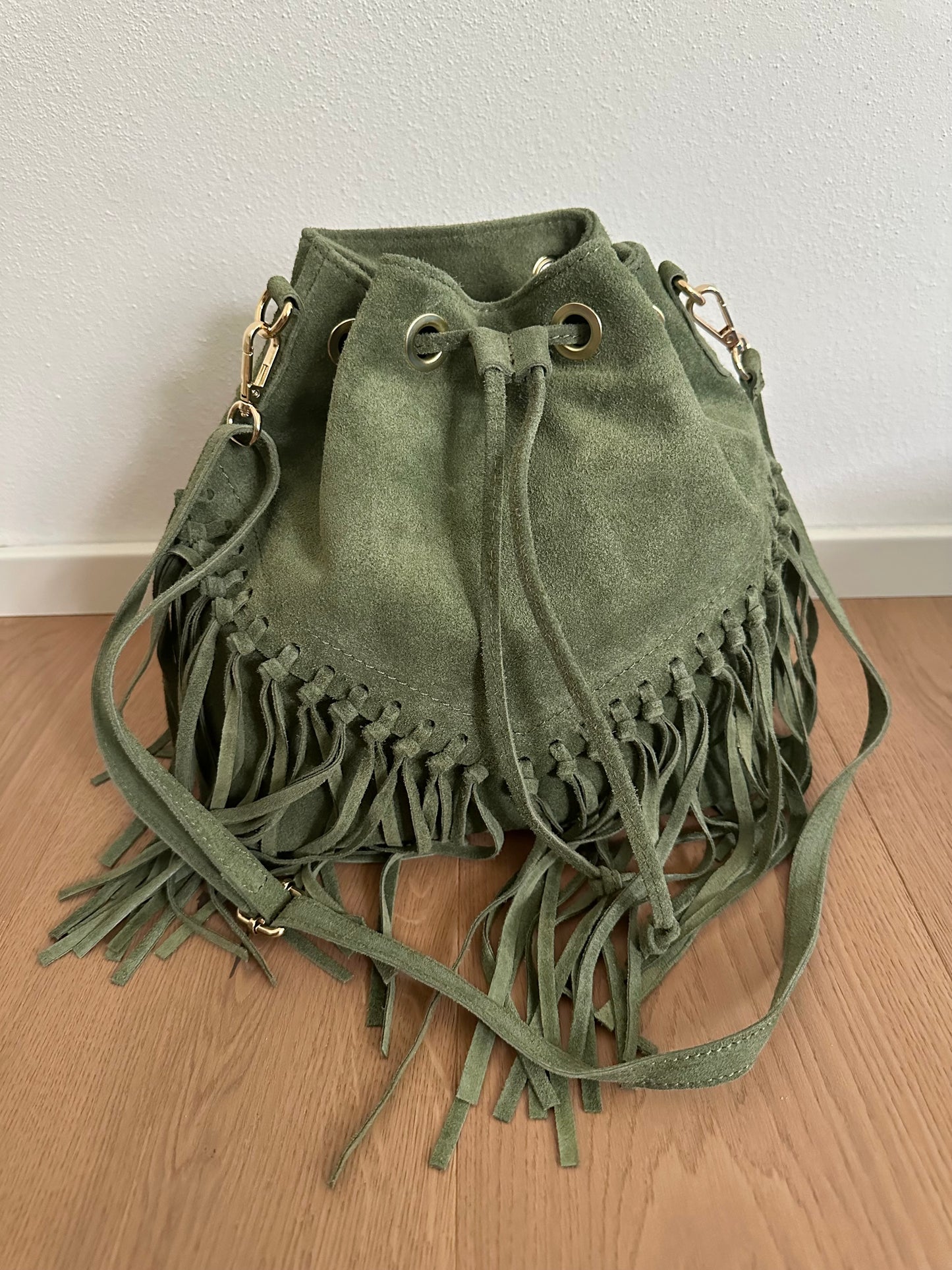SUEDE BUCKET BAG - fringes