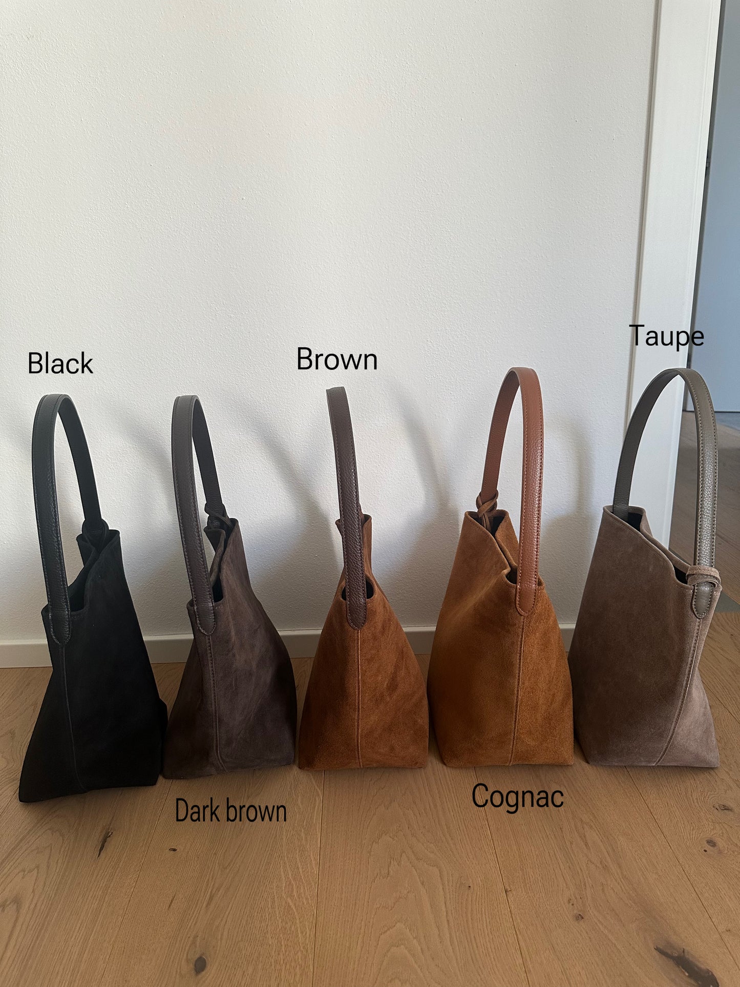 LARA- MINIMALIST BUCKET BAG