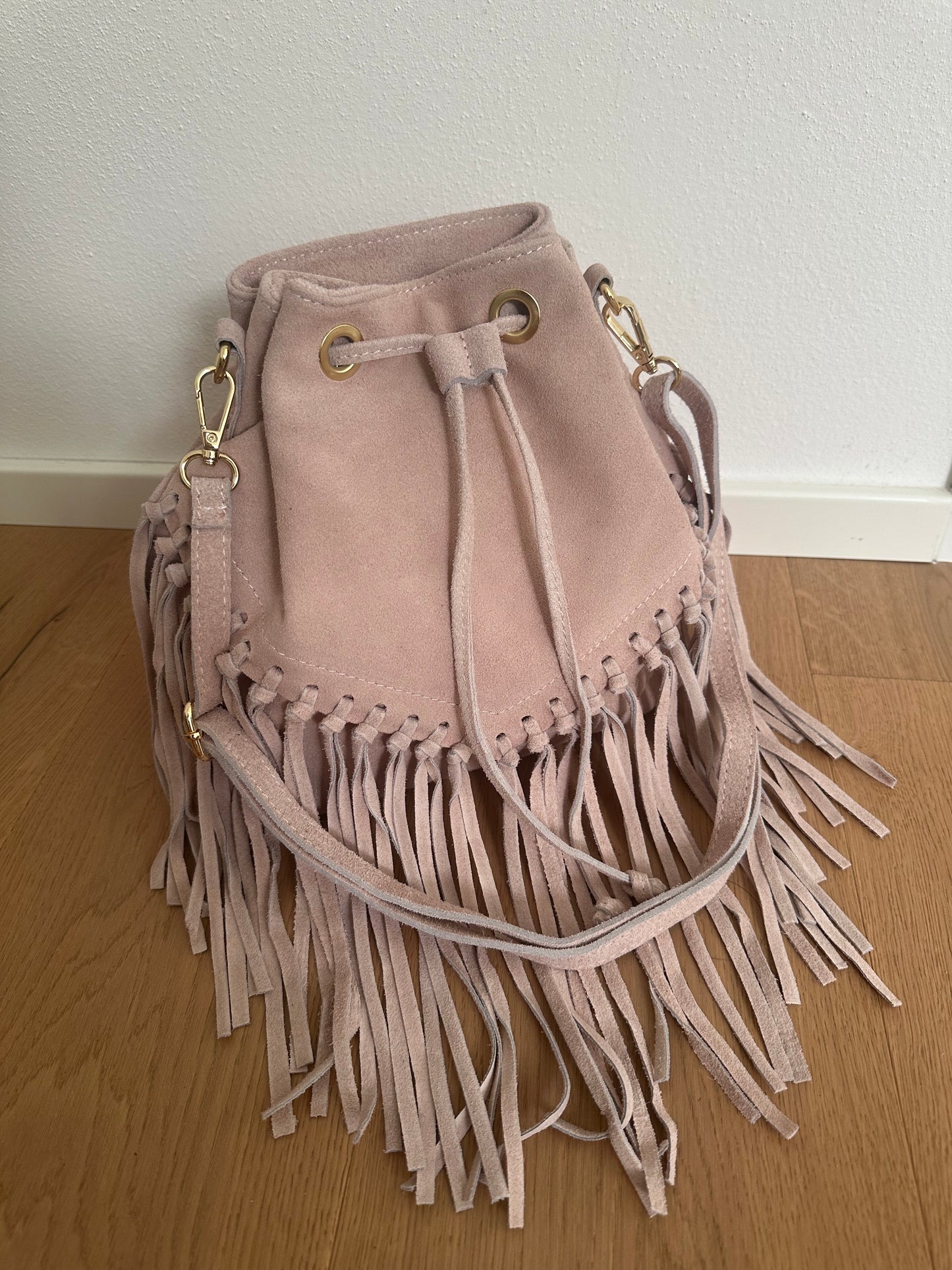SUEDE BUCKET BAG - fringes