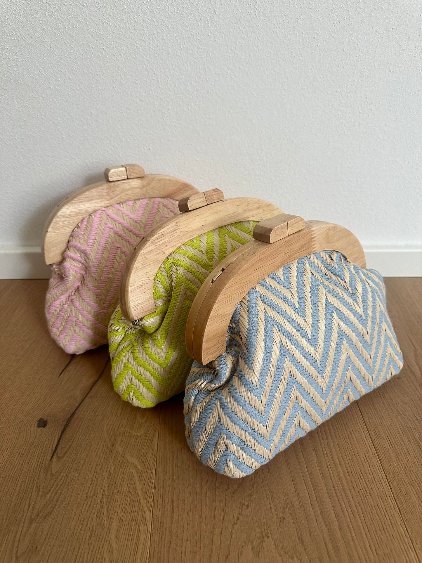 SAMIRA clutch- raffia and wood