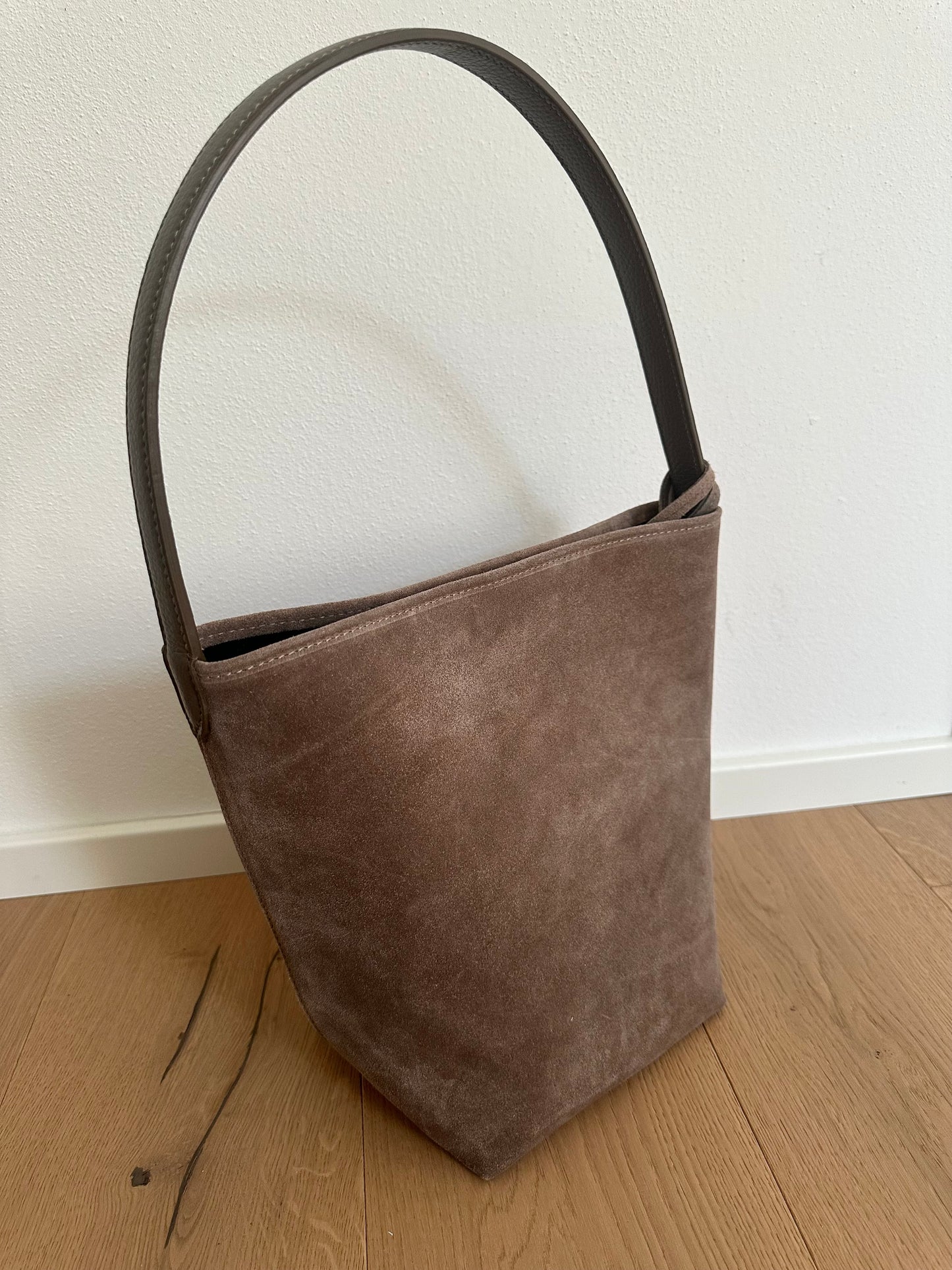 LARA- MINIMALIST BUCKET BAG