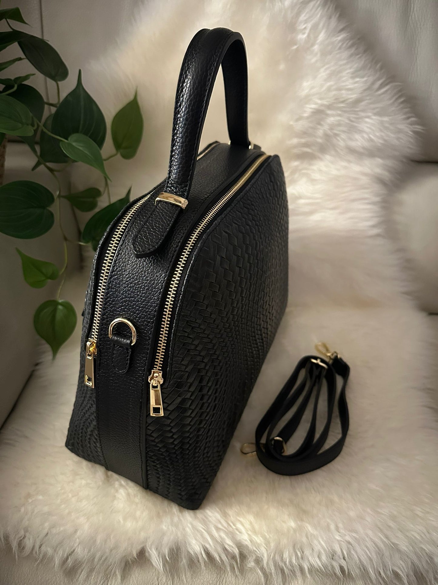 Handbag in real leather with woven effect