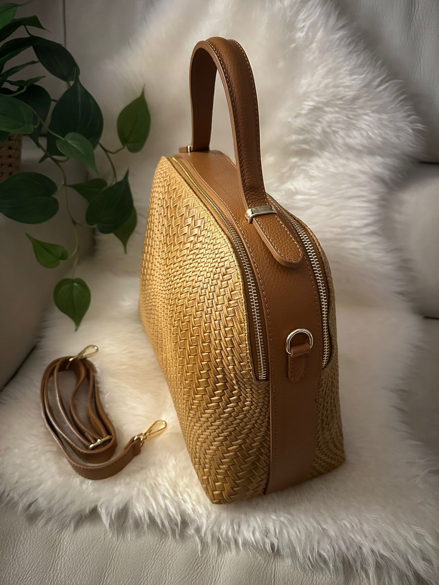 Handbag in real leather with woven effect