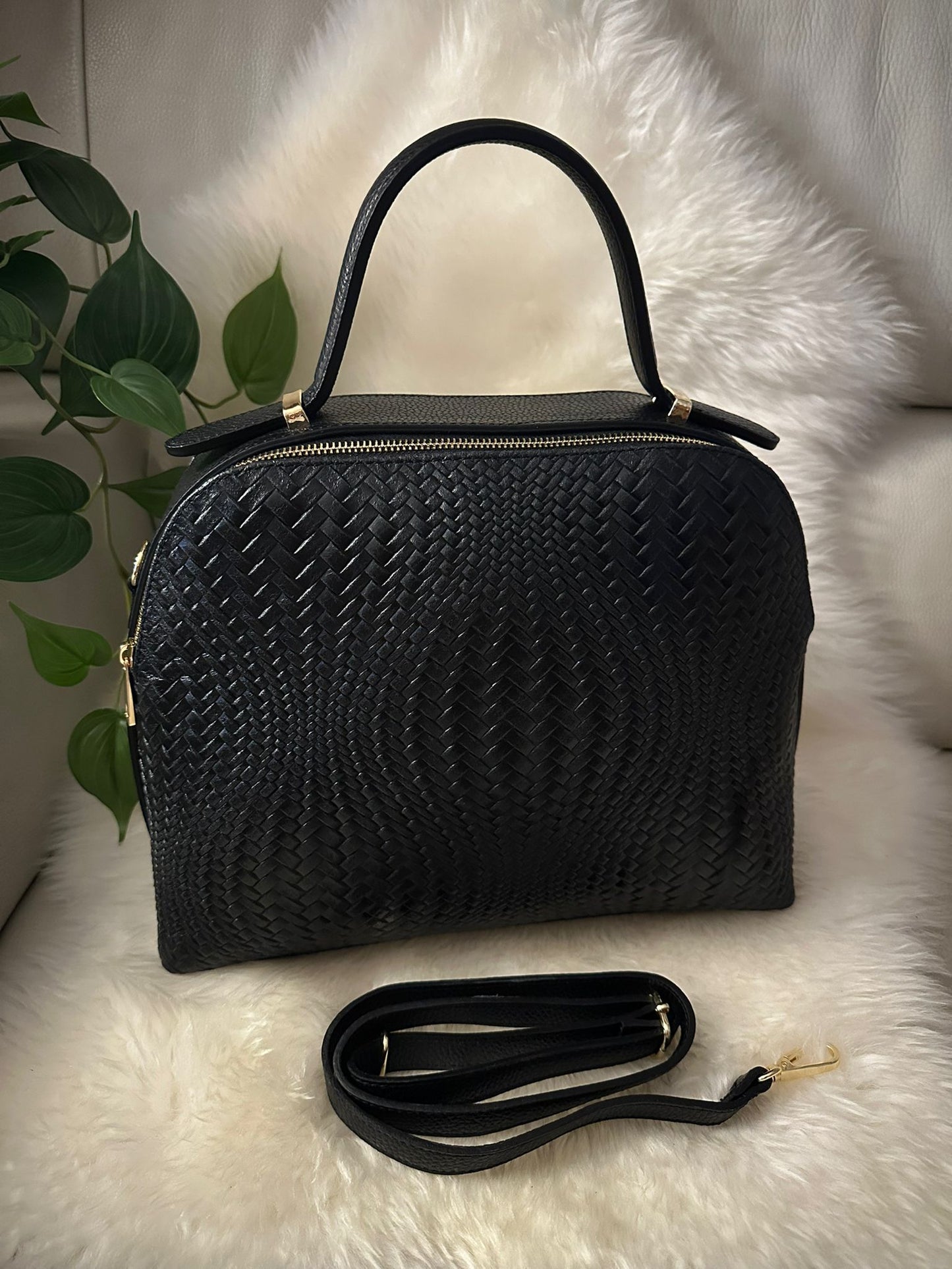 Handbag in real leather with woven effect