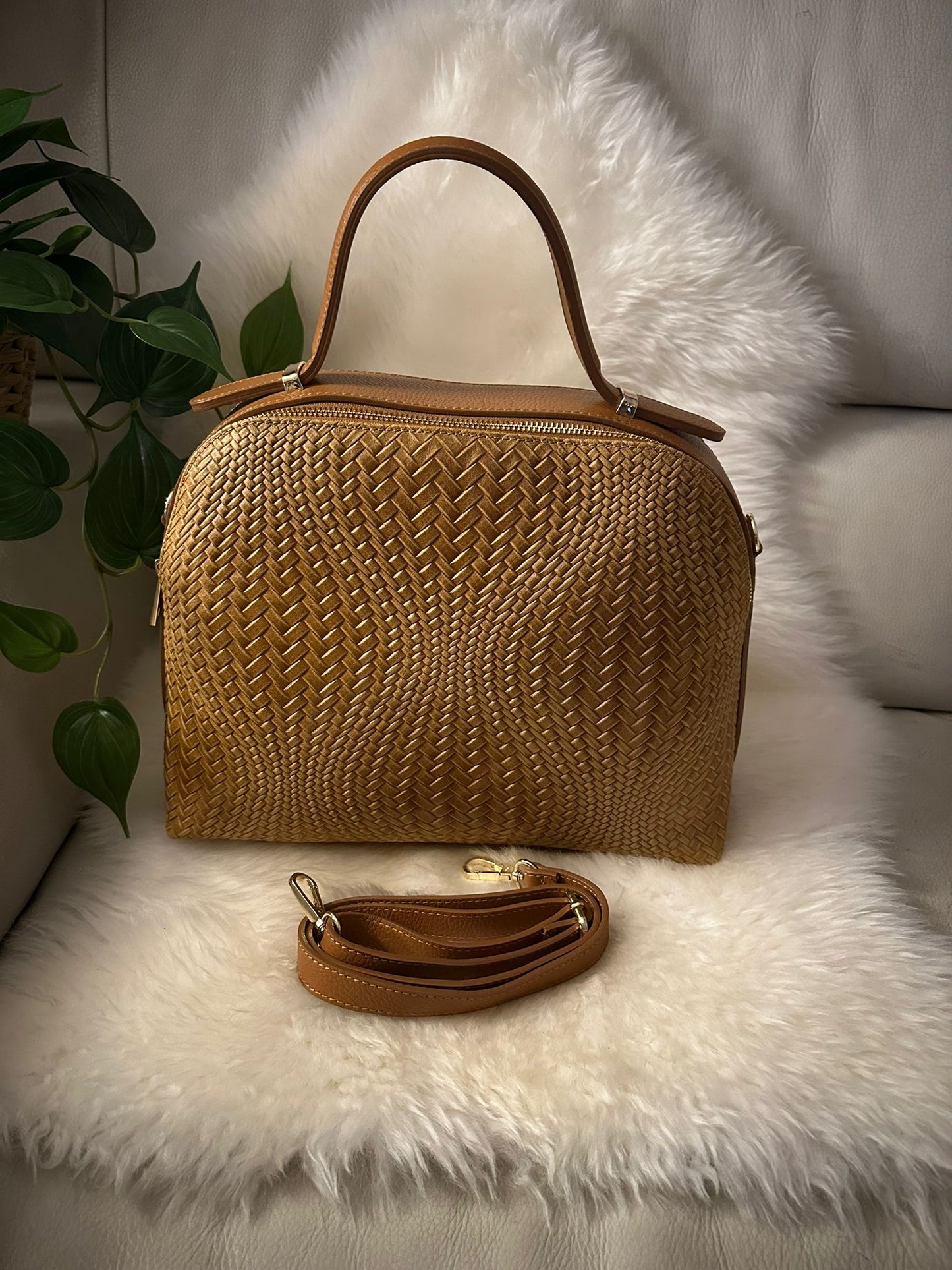 Handbag in real leather with woven effect