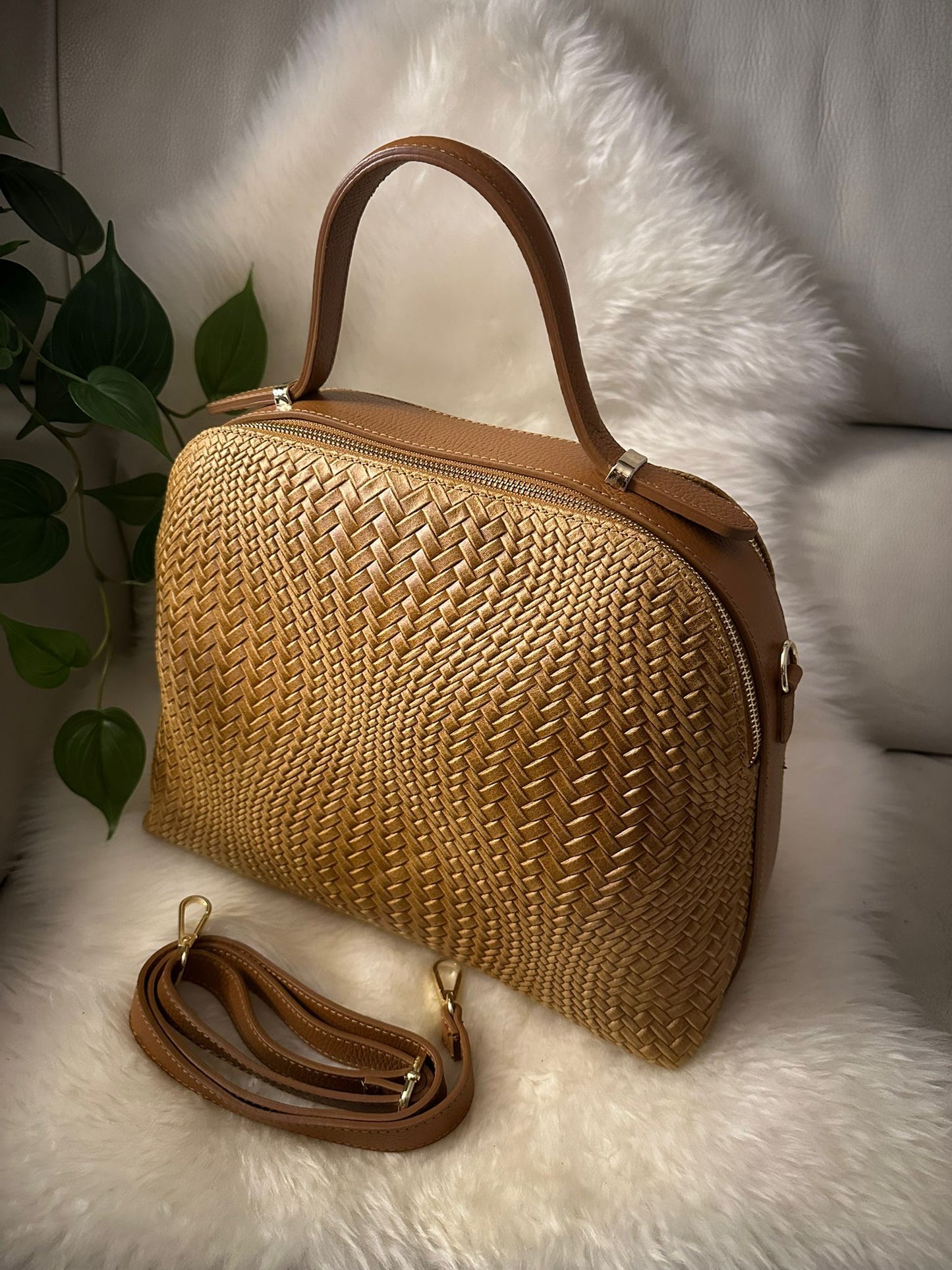 Handbag in real leather with woven effect