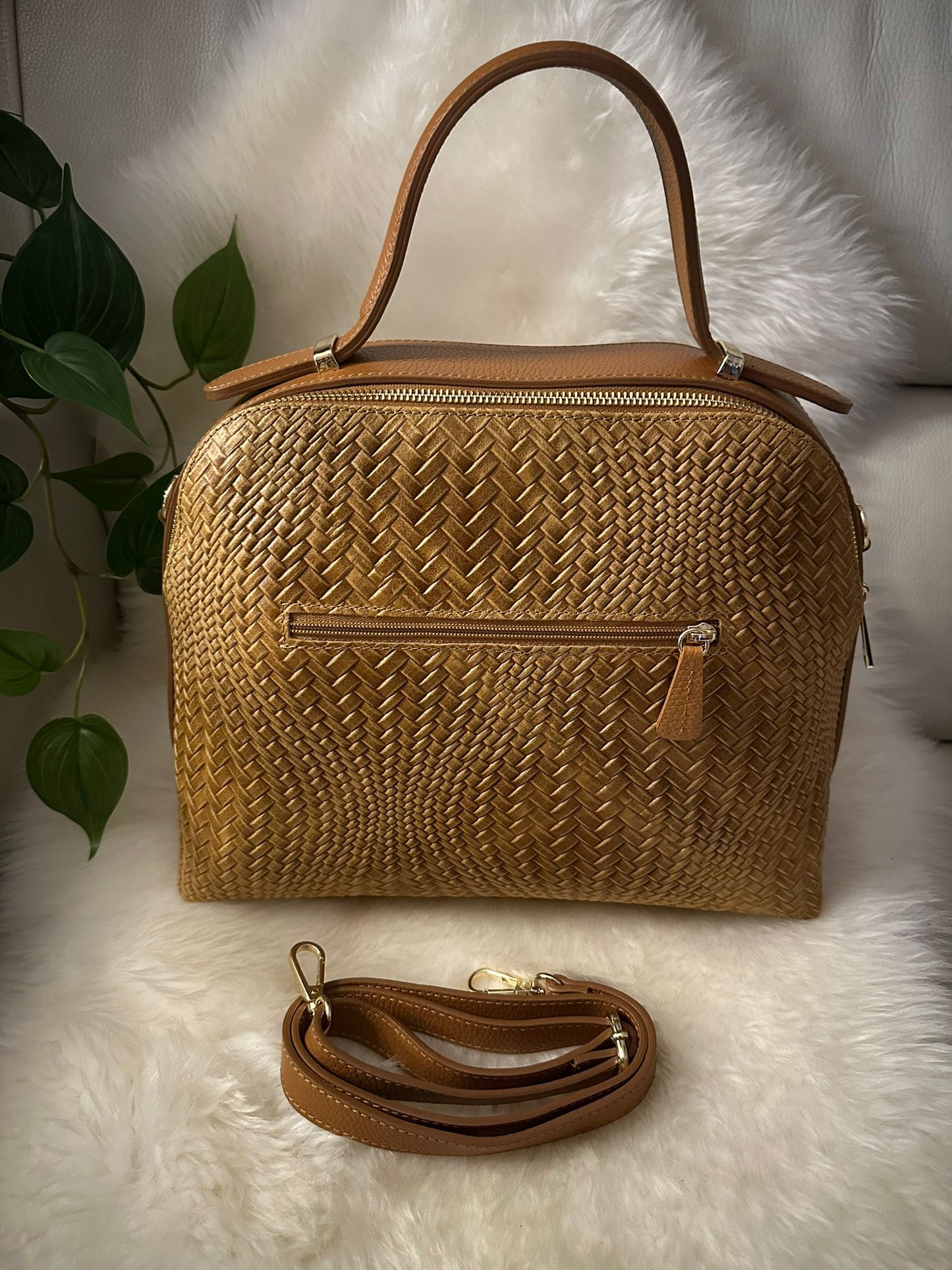 Handbag in real leather with woven effect