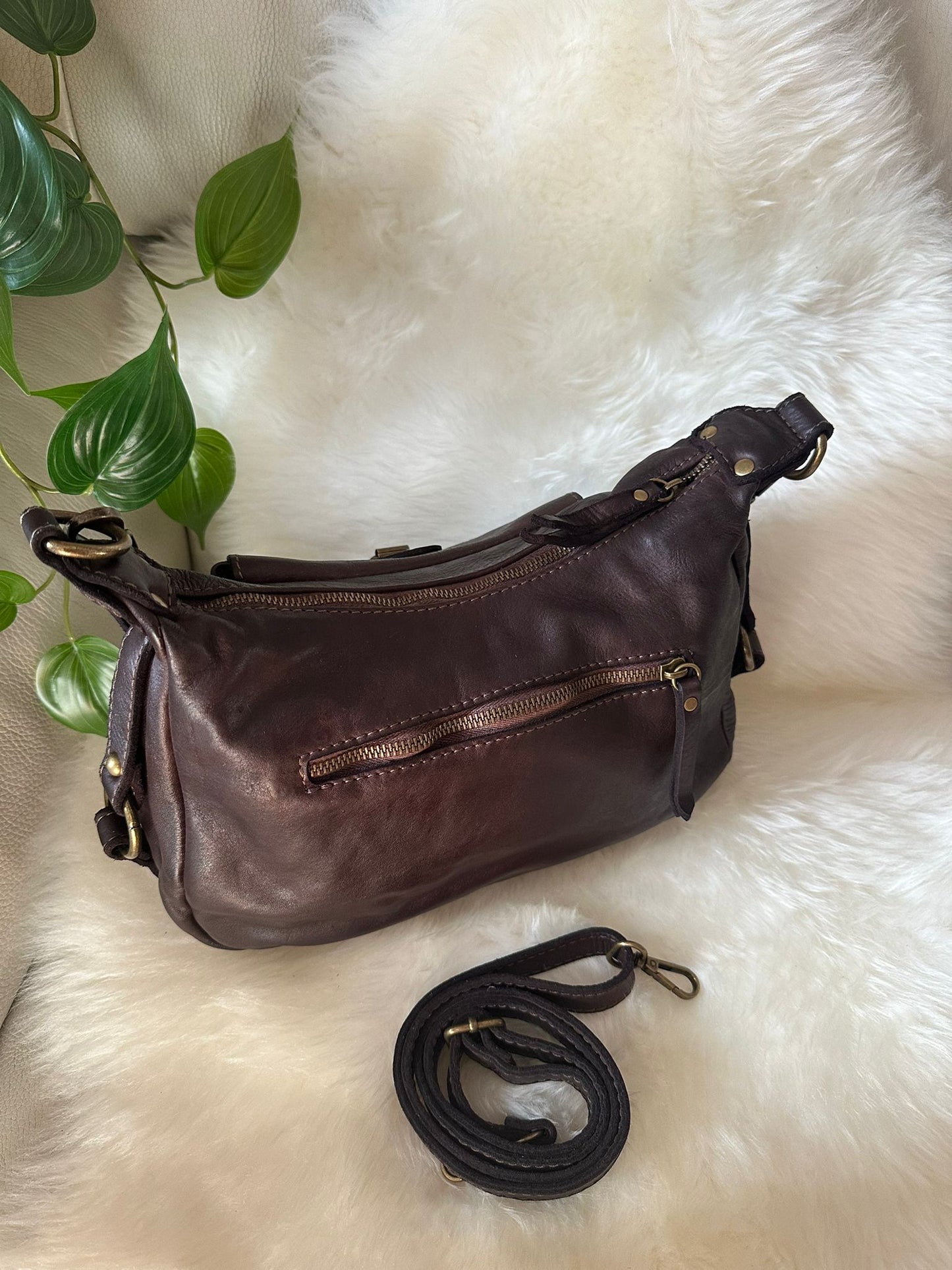 Shoulder bag or crossbody bag in genuine calfskin with a vintage effect