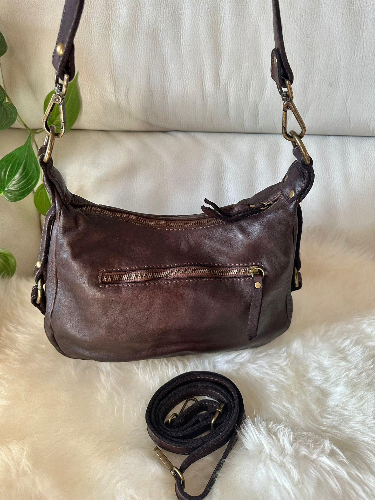 Shoulder bag or crossbody bag in genuine calfskin with a vintage effect
