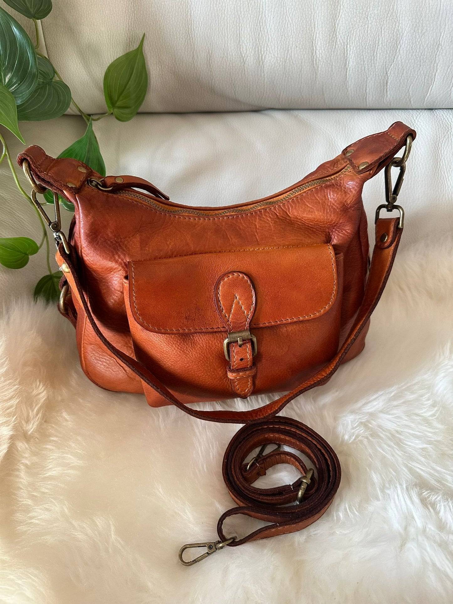Shoulder bag or crossbody bag in genuine calfskin with a vintage effect
