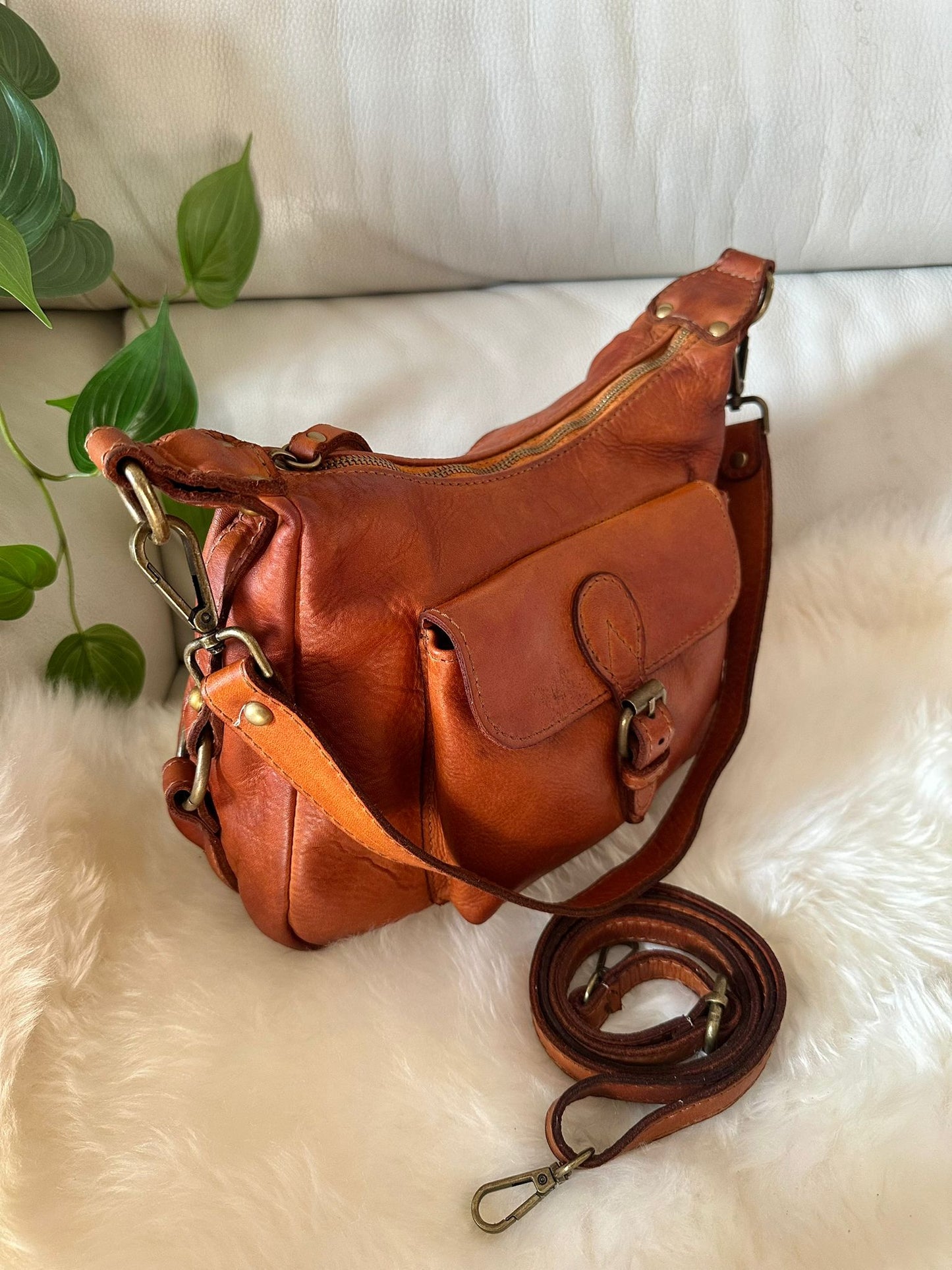 Shoulder bag or crossbody bag in genuine calfskin with a vintage effect