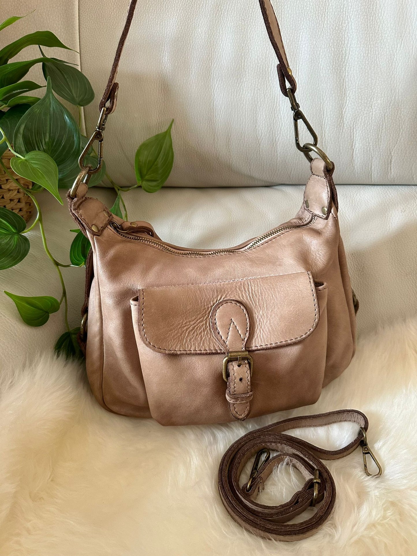 Shoulder bag or crossbody bag in genuine calfskin with a vintage effect