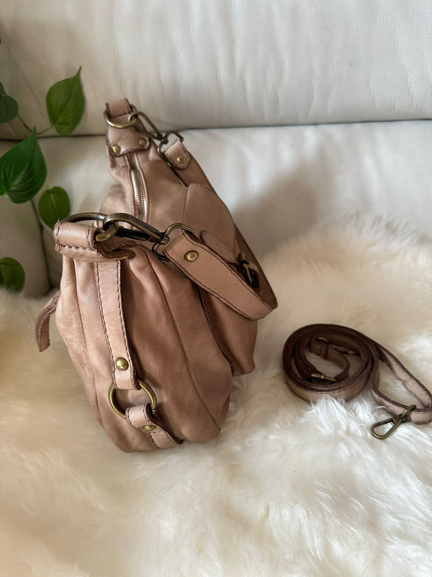 Shoulder bag or crossbody bag in genuine calfskin with a vintage effect