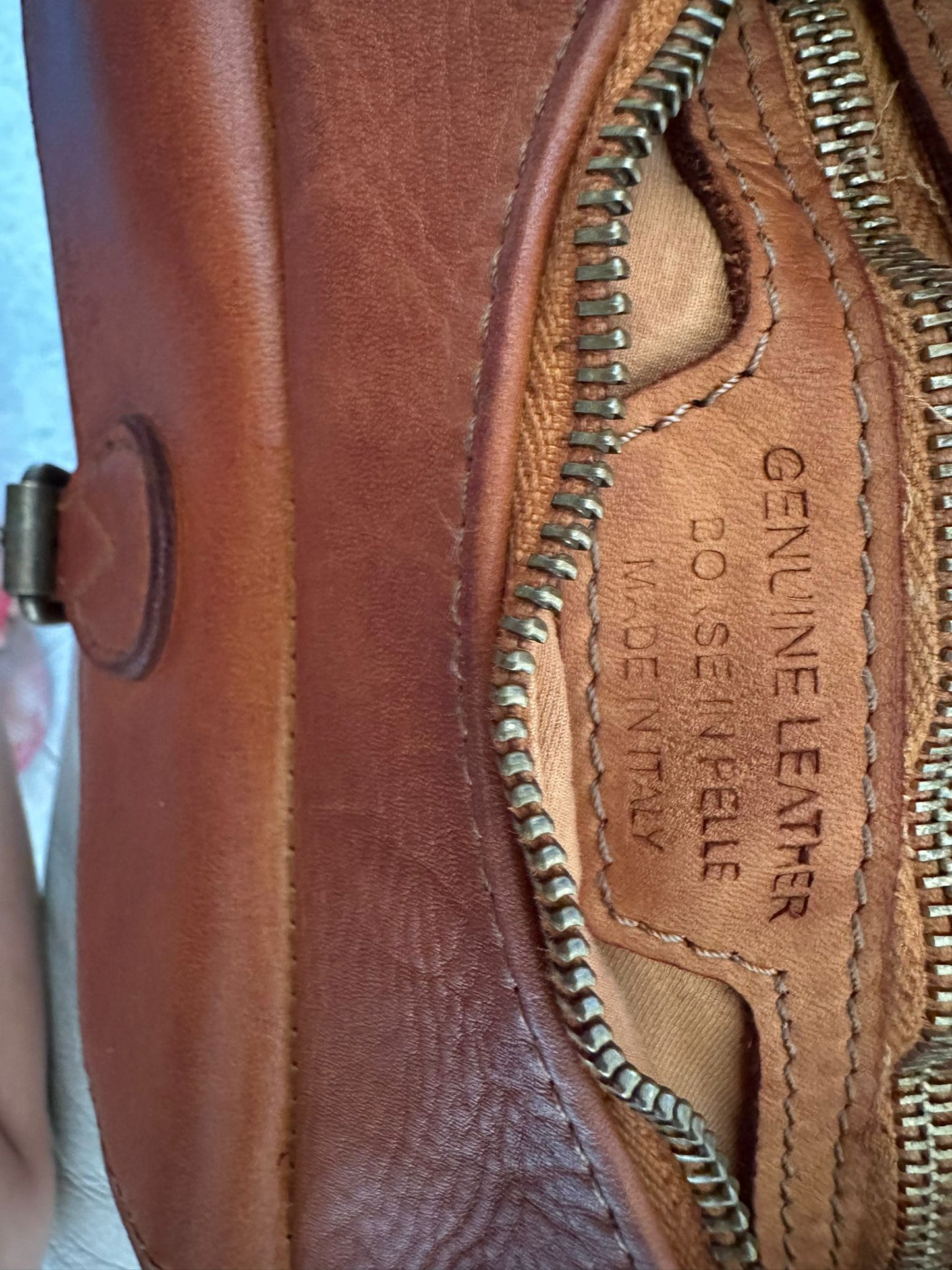 Shoulder bag or crossbody bag in genuine calfskin with a vintage effect