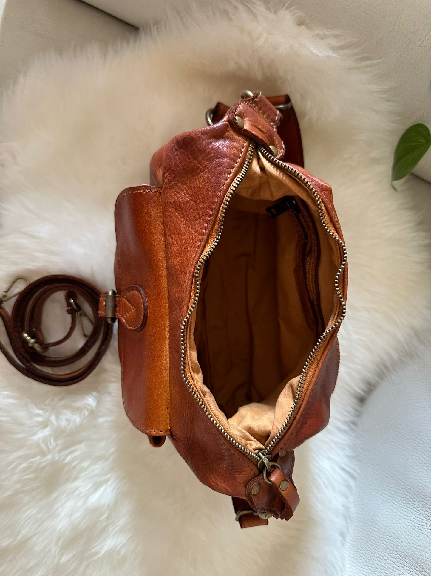 Shoulder bag or crossbody bag in genuine calfskin with a vintage effect