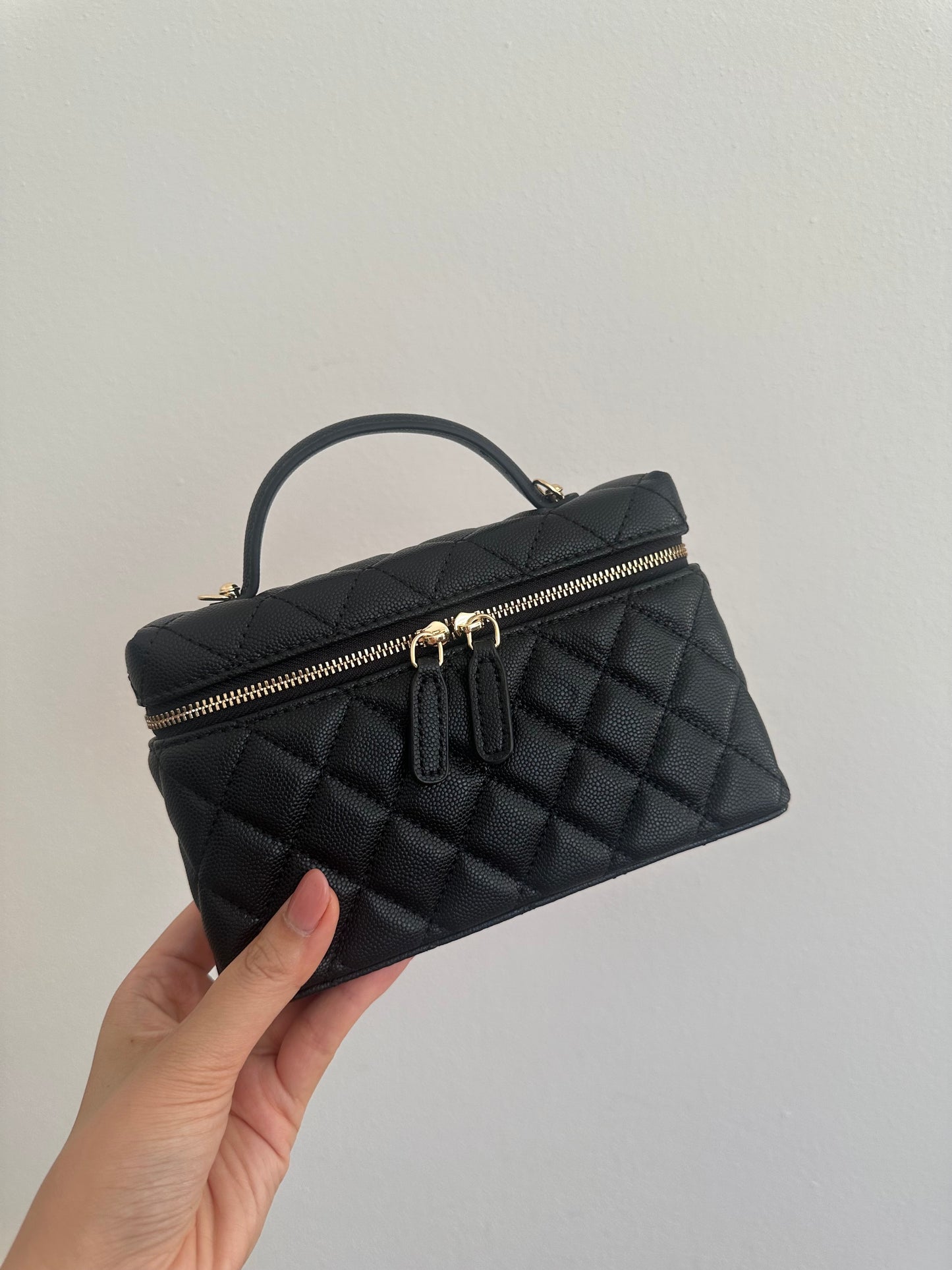 LUSY- vanity case con catena