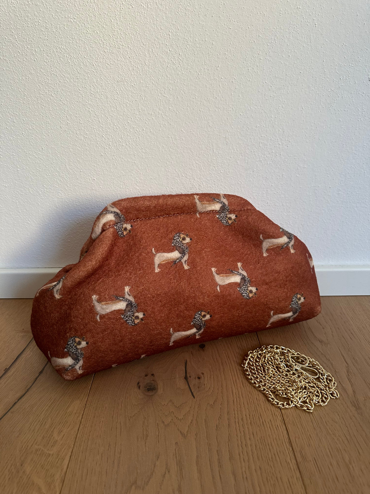 POCHETTE BASSOTTO- tracolla a catena