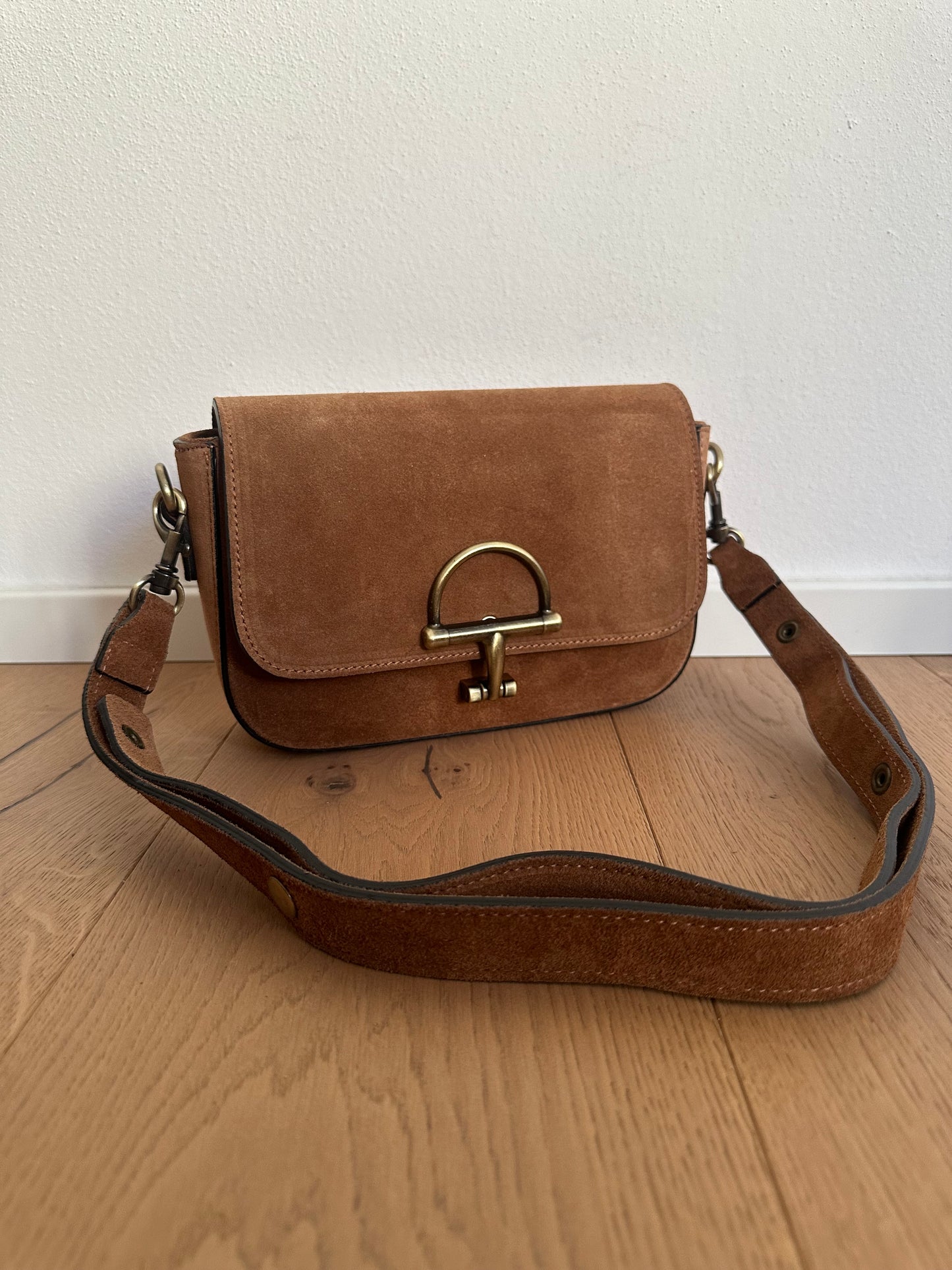 COWY suede- crossbody