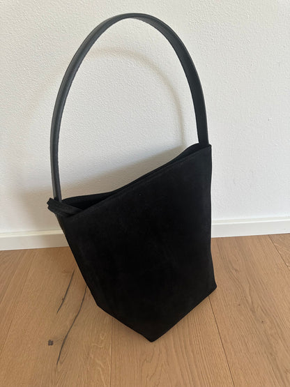 LARA- MINIMALIST BUCKET BAG