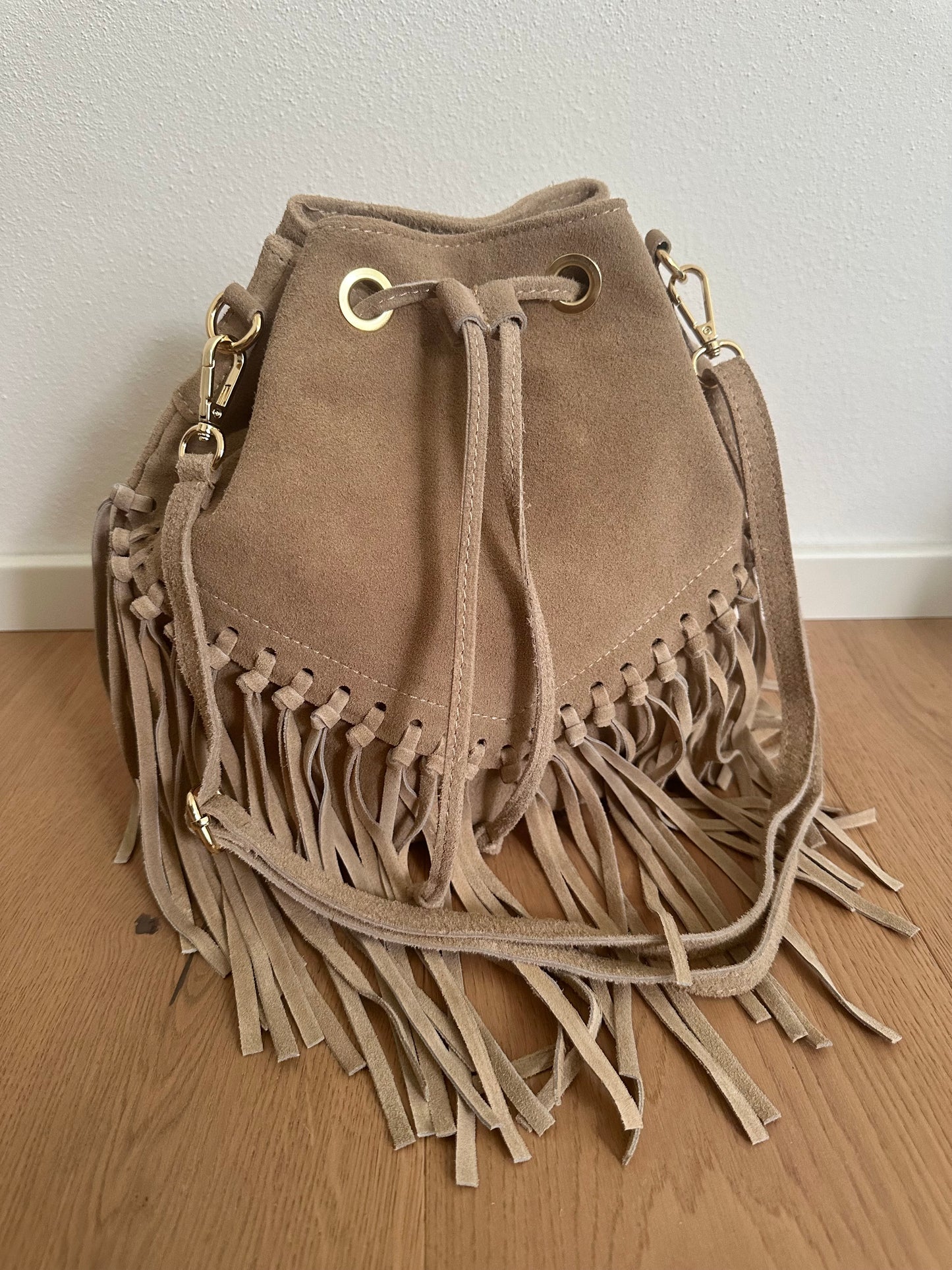 SUEDE BUCKET BAG - fringes