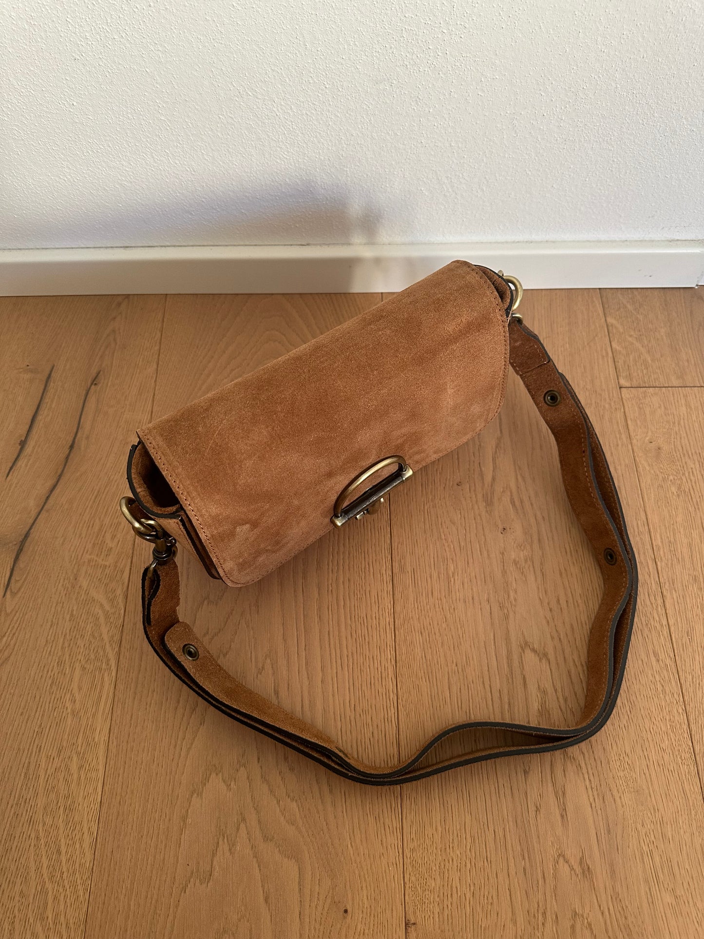 COWY suede- crossbody