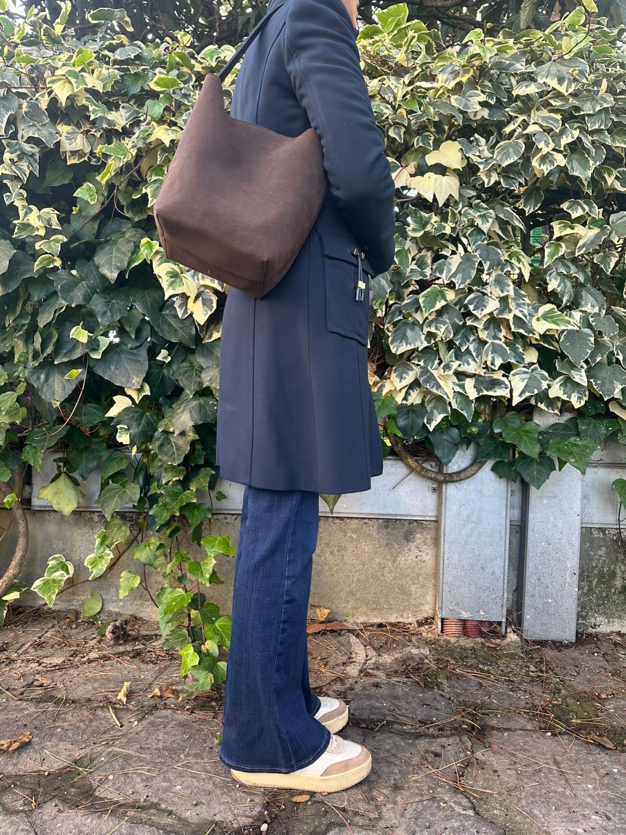 LARA- MINIMALIST BUCKET BAG