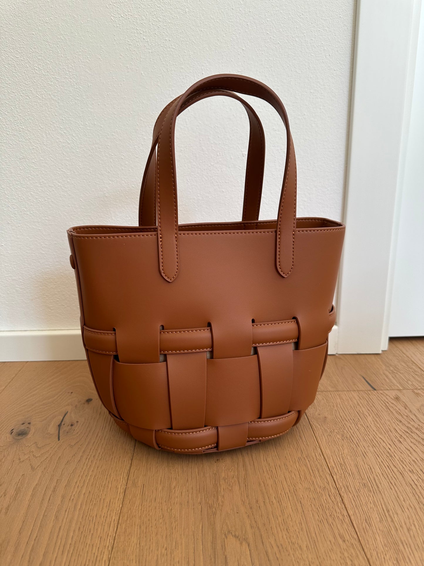EVELINA- woven bucket