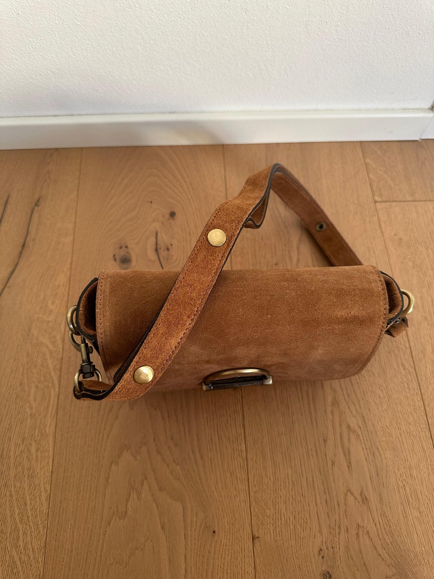 COWY suede- crossbody