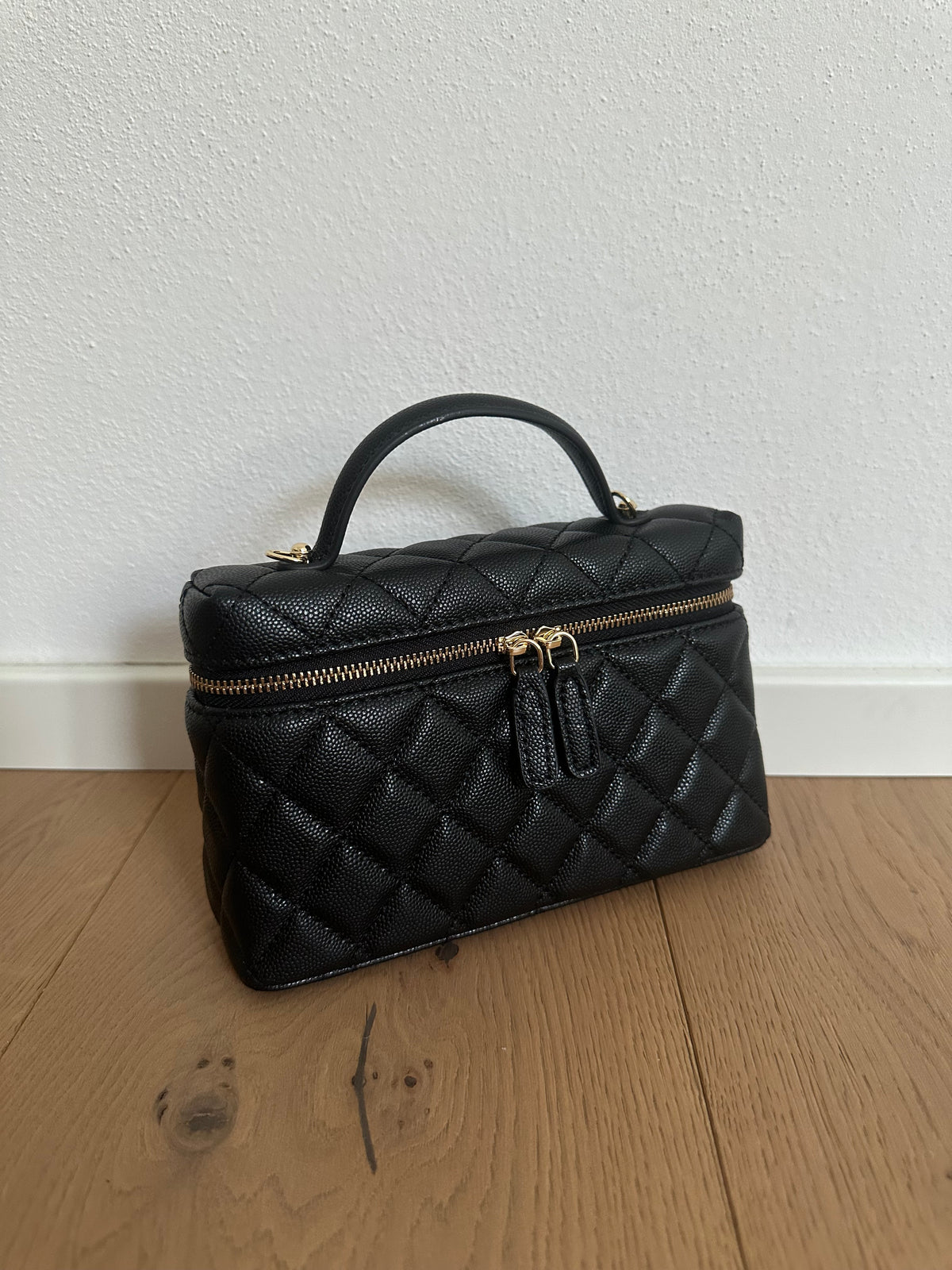 LUSY- vanity case con catena