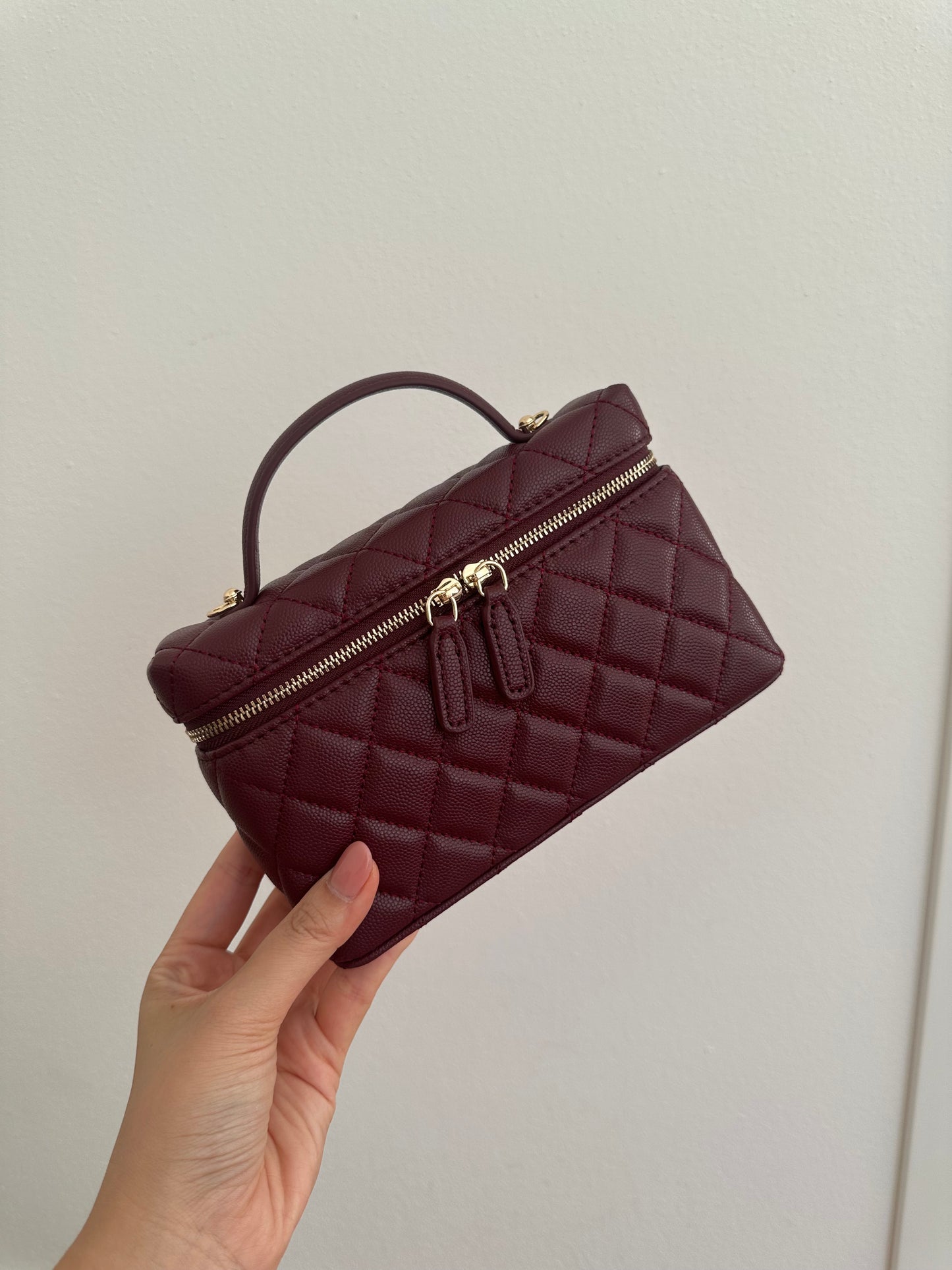 LUSY- vanity case con catena
