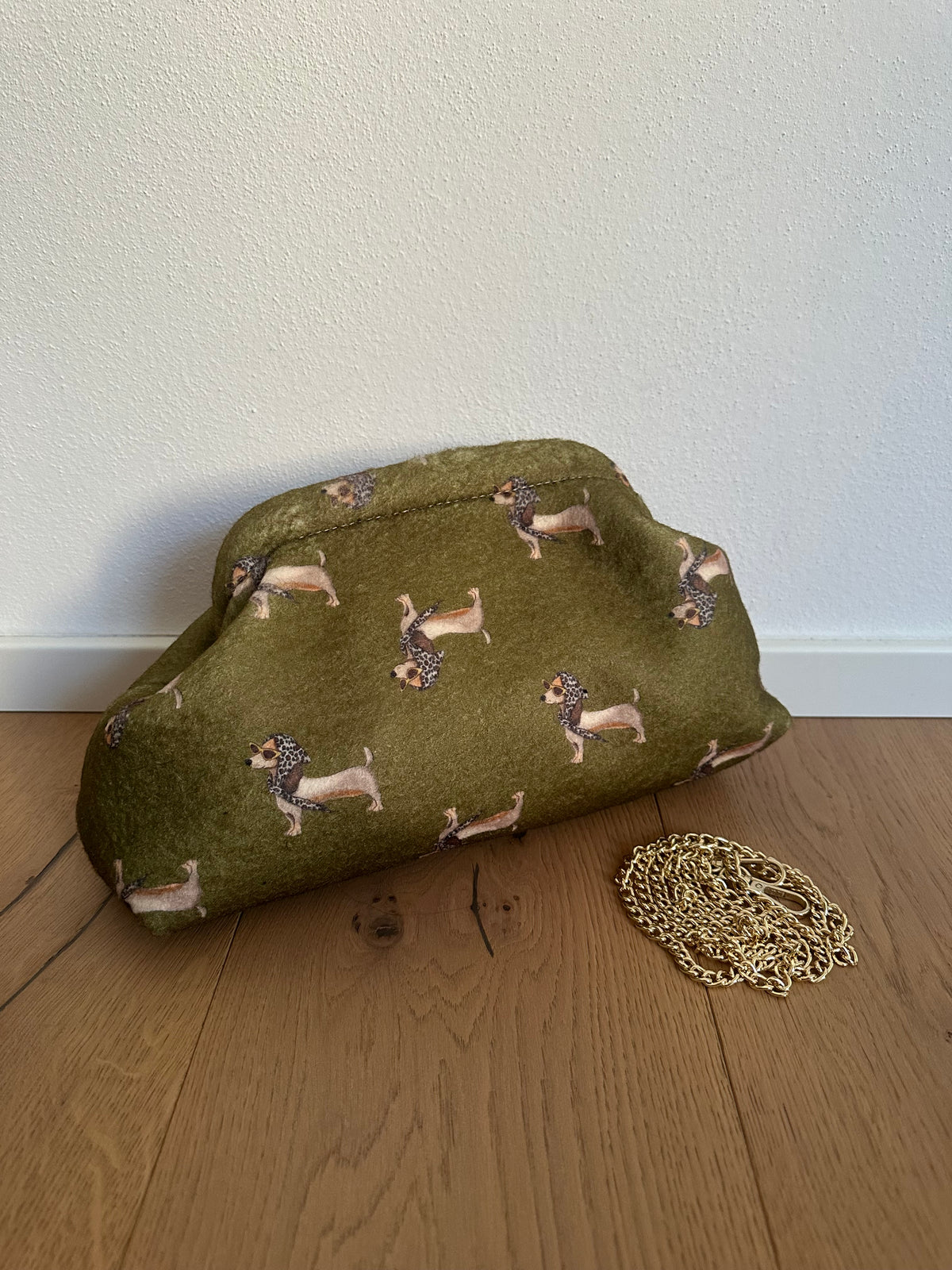 POCHETTE BASSOTTO- tracolla a catena