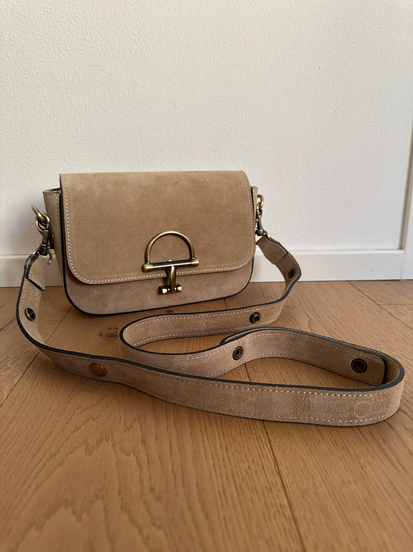 COWY suede- crossbody