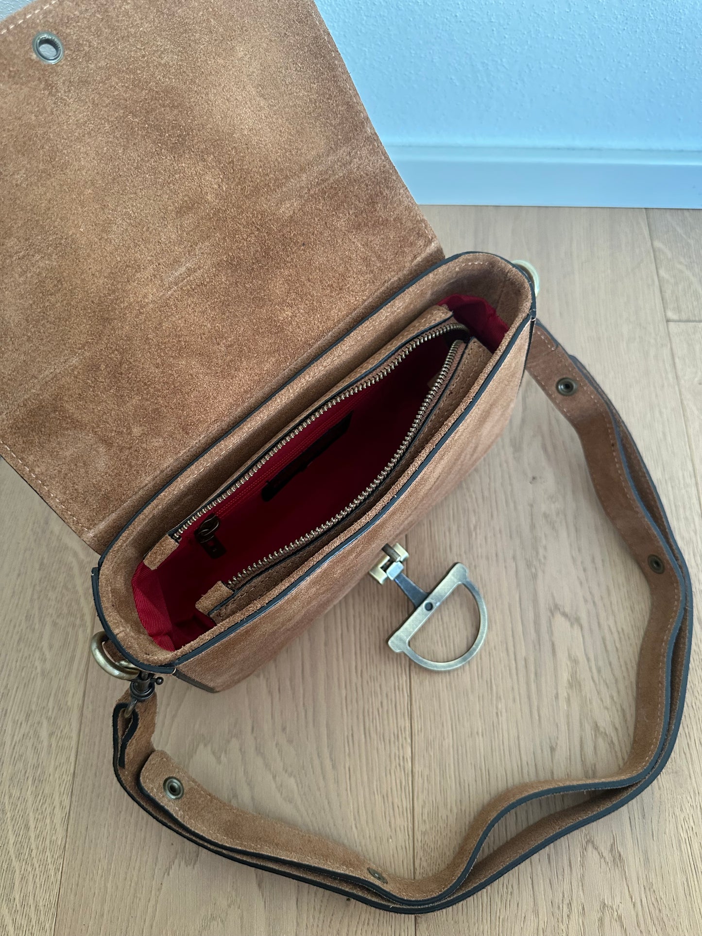 COWY suede- crossbody