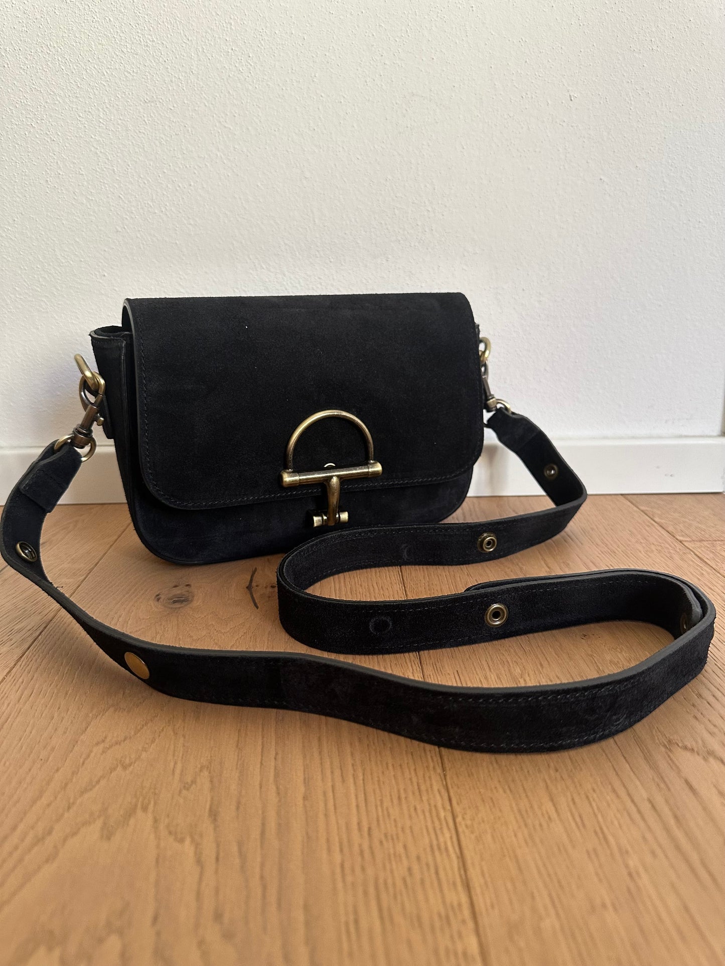 COWY suede- crossbody