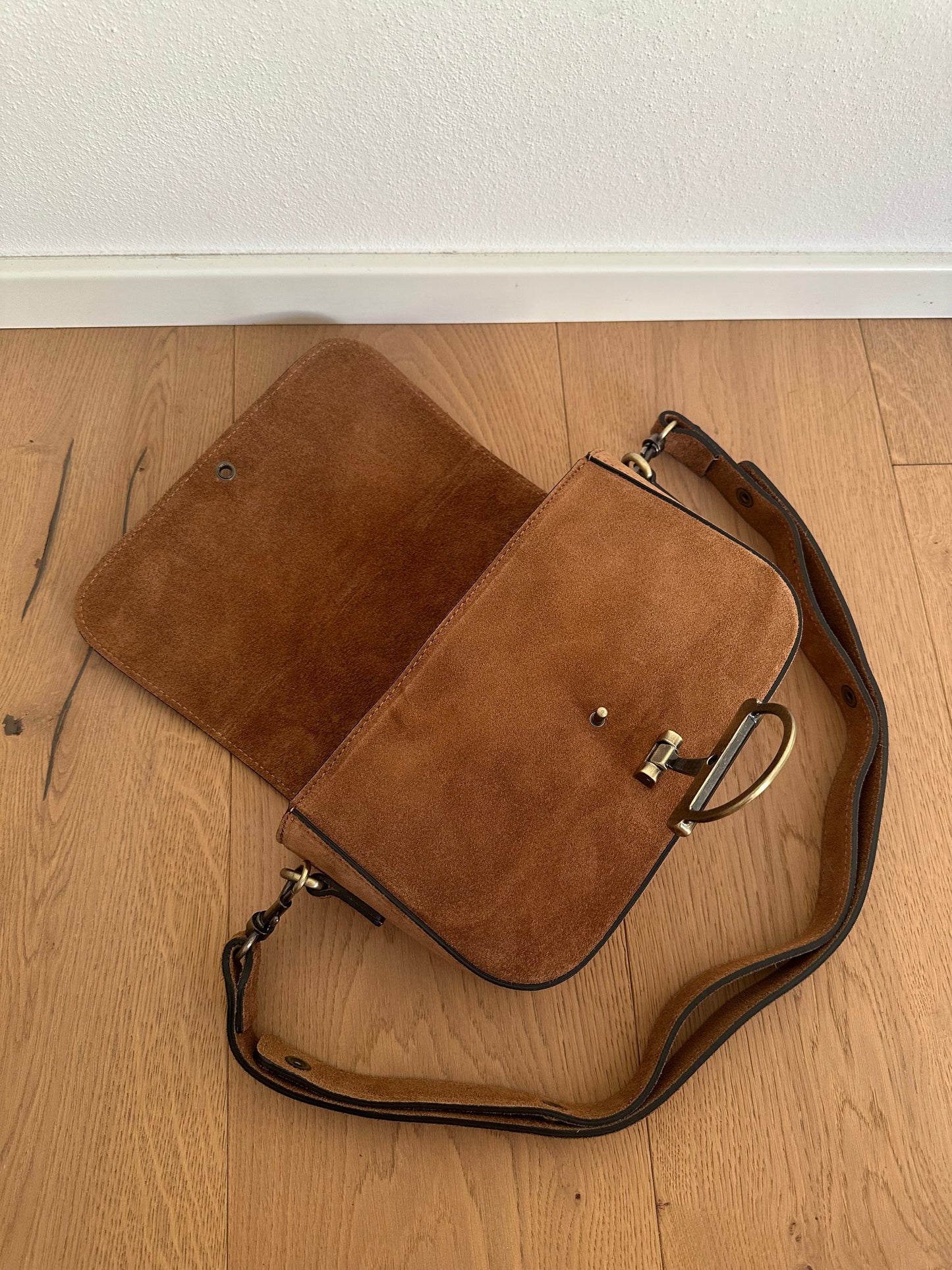 COWY suede- crossbody