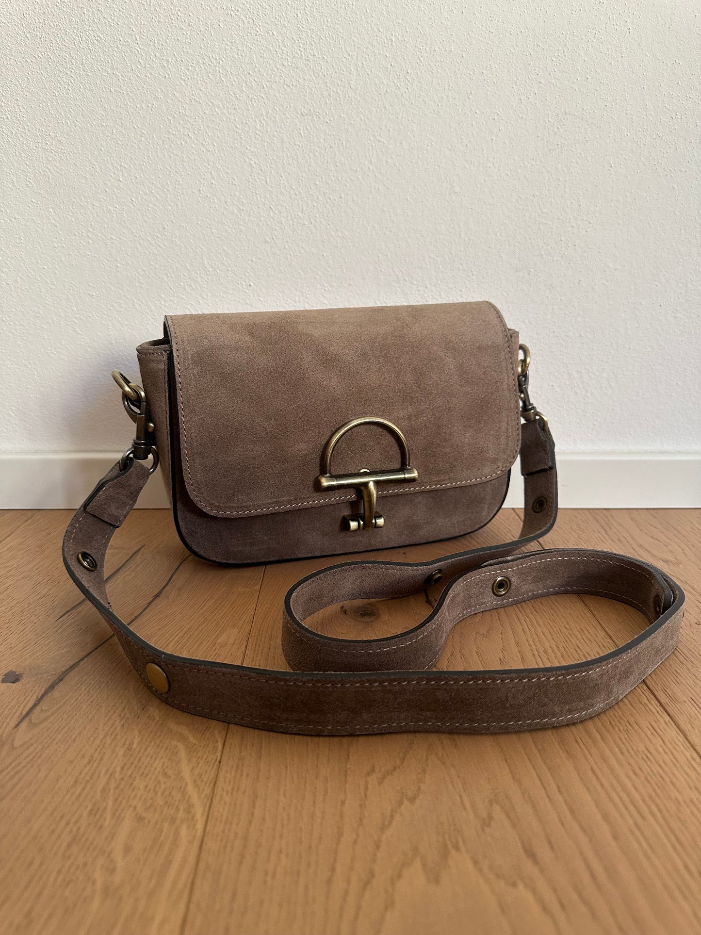 COWY suede- crossbody