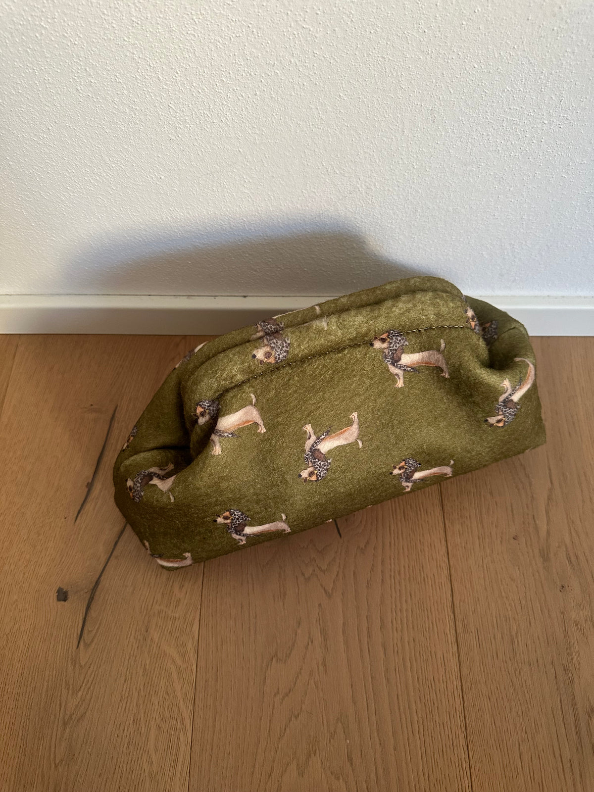 POCHETTE BASSOTTO- tracolla a catena