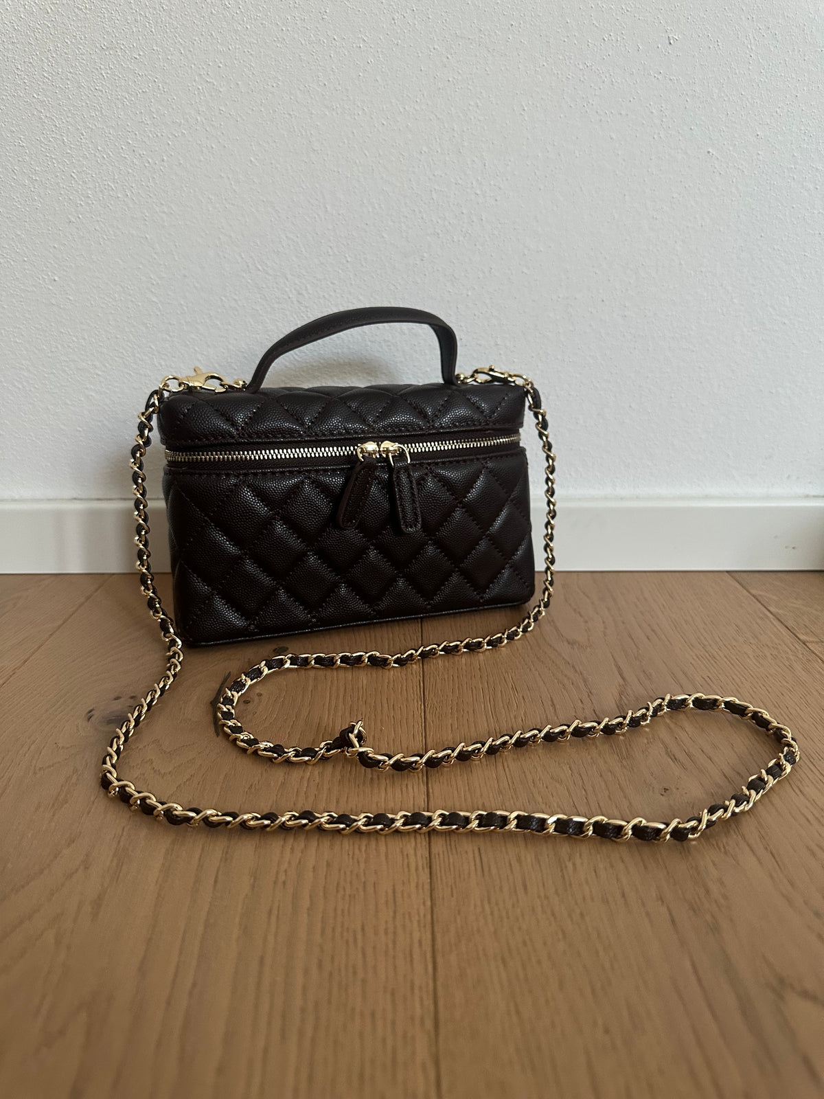 LUSY- vanity case con catena