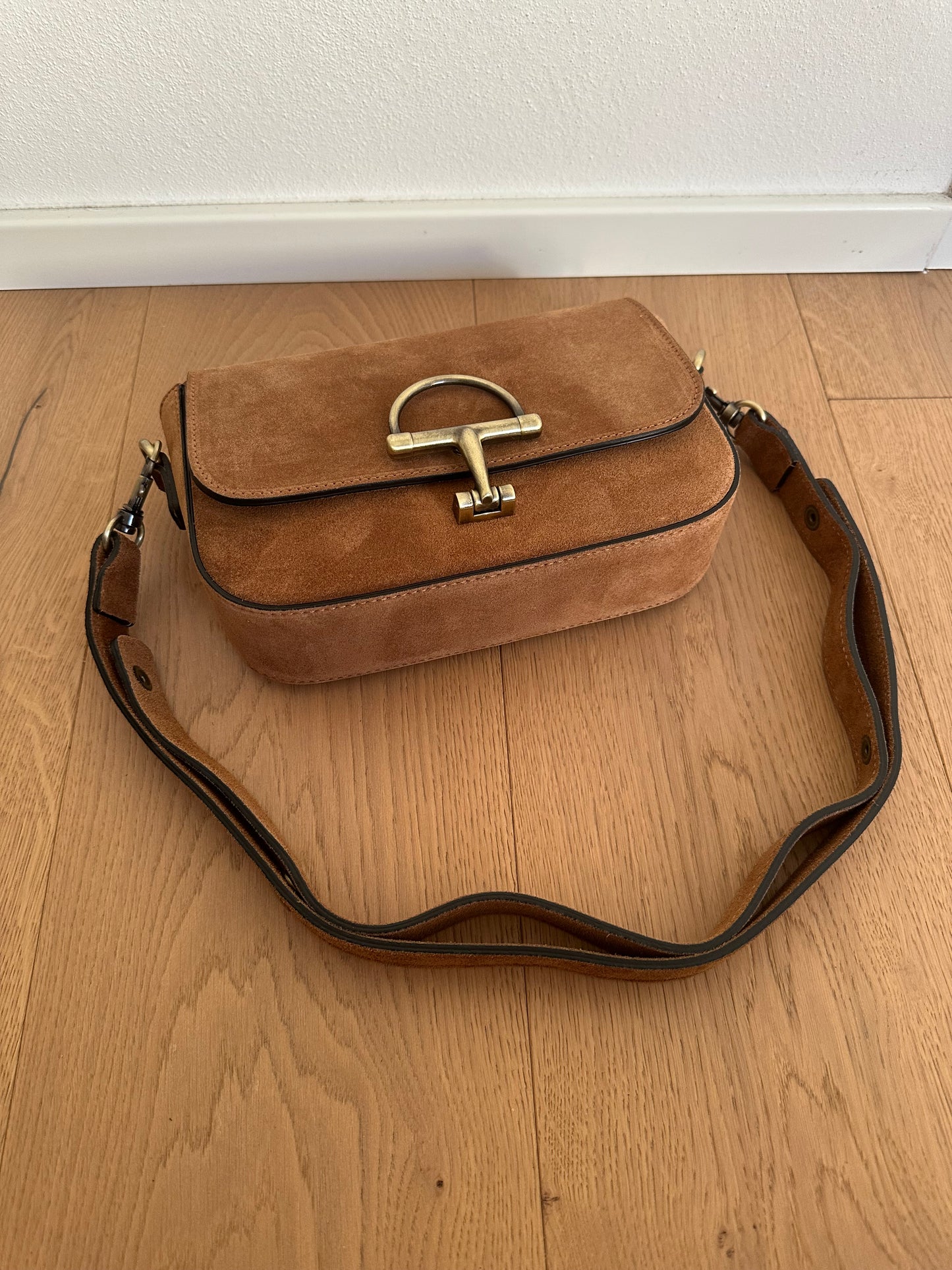 COWY suede- crossbody