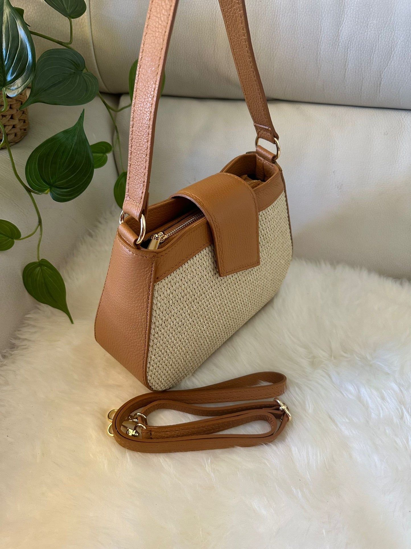 Shoulder bag with leather and raffia shoulder strap