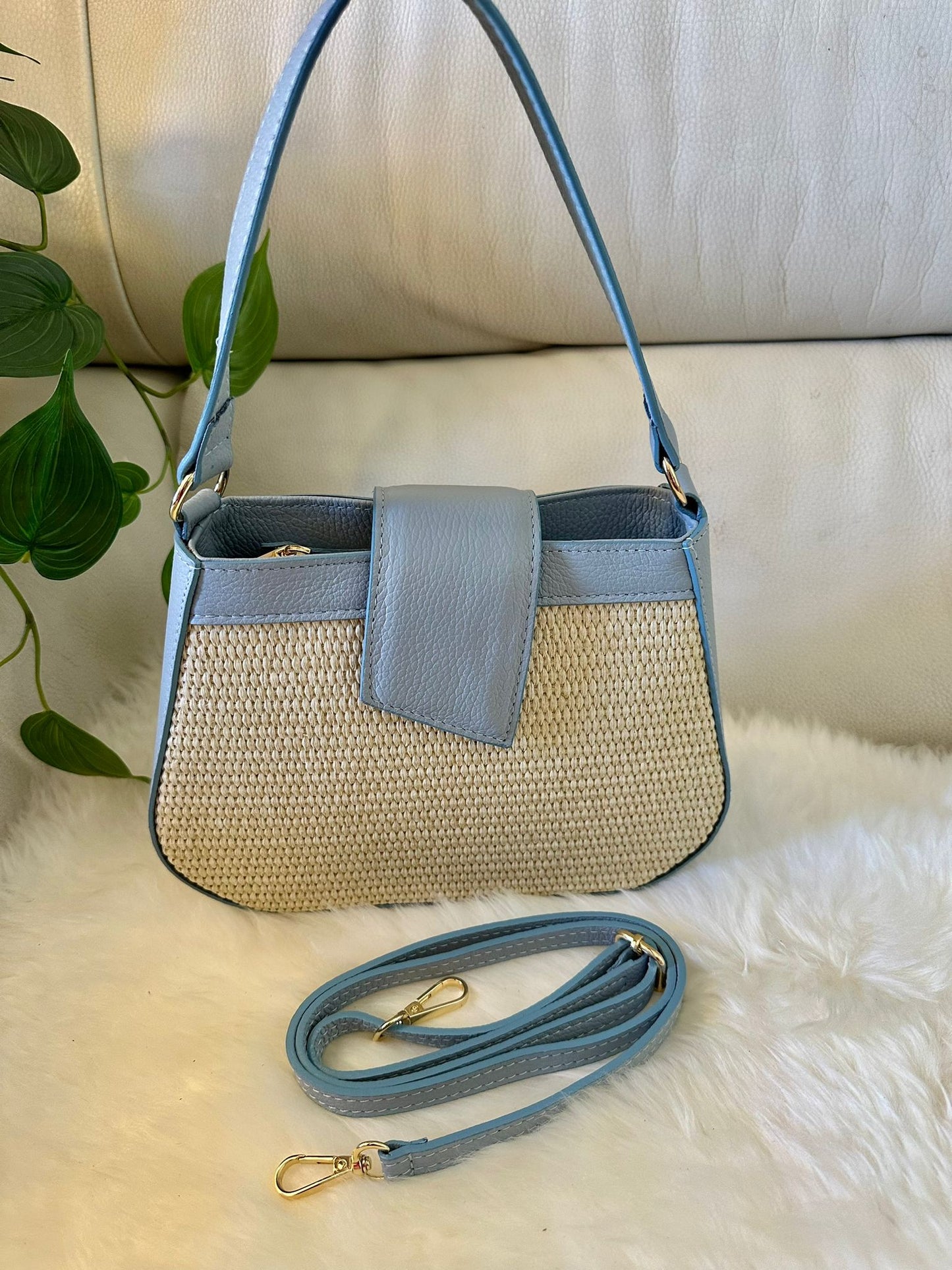 Shoulder bag with leather and raffia shoulder strap